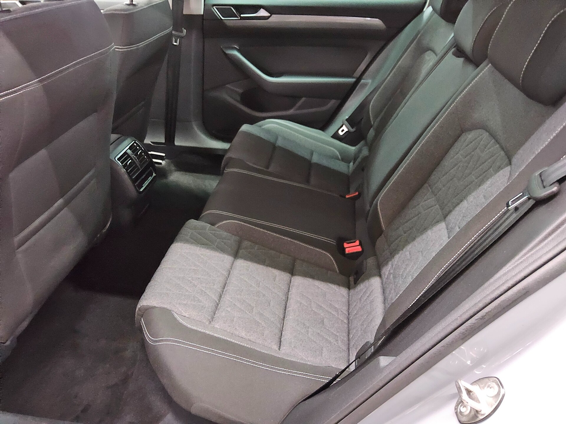 Volkswagen Passat Var. 2.0 TDI Business Navi AID RfK AHK 13