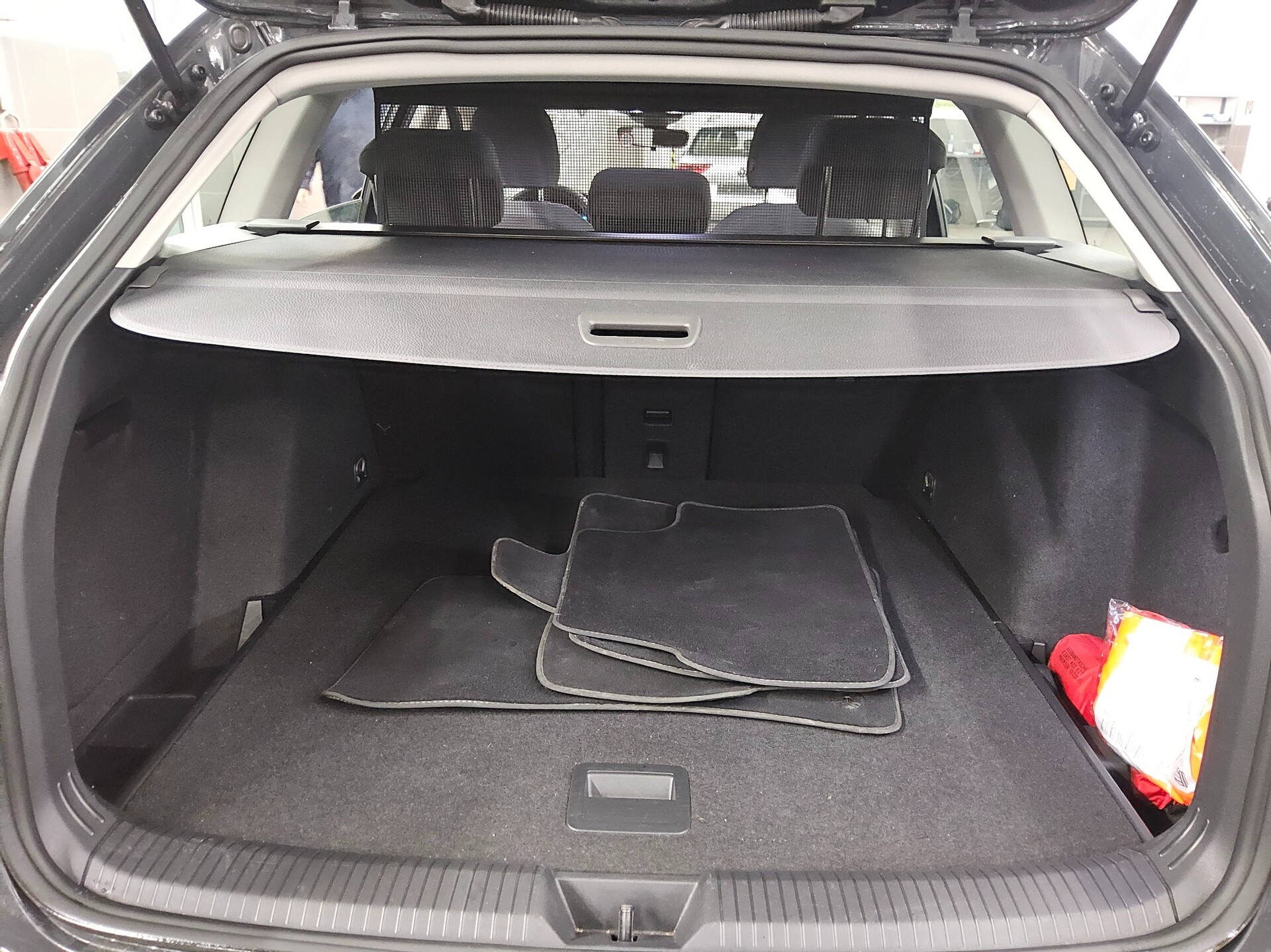 Volkswagen Golf-8 Var. 2.0 TDI Life Navi LED DC ACC PDC Shz 12