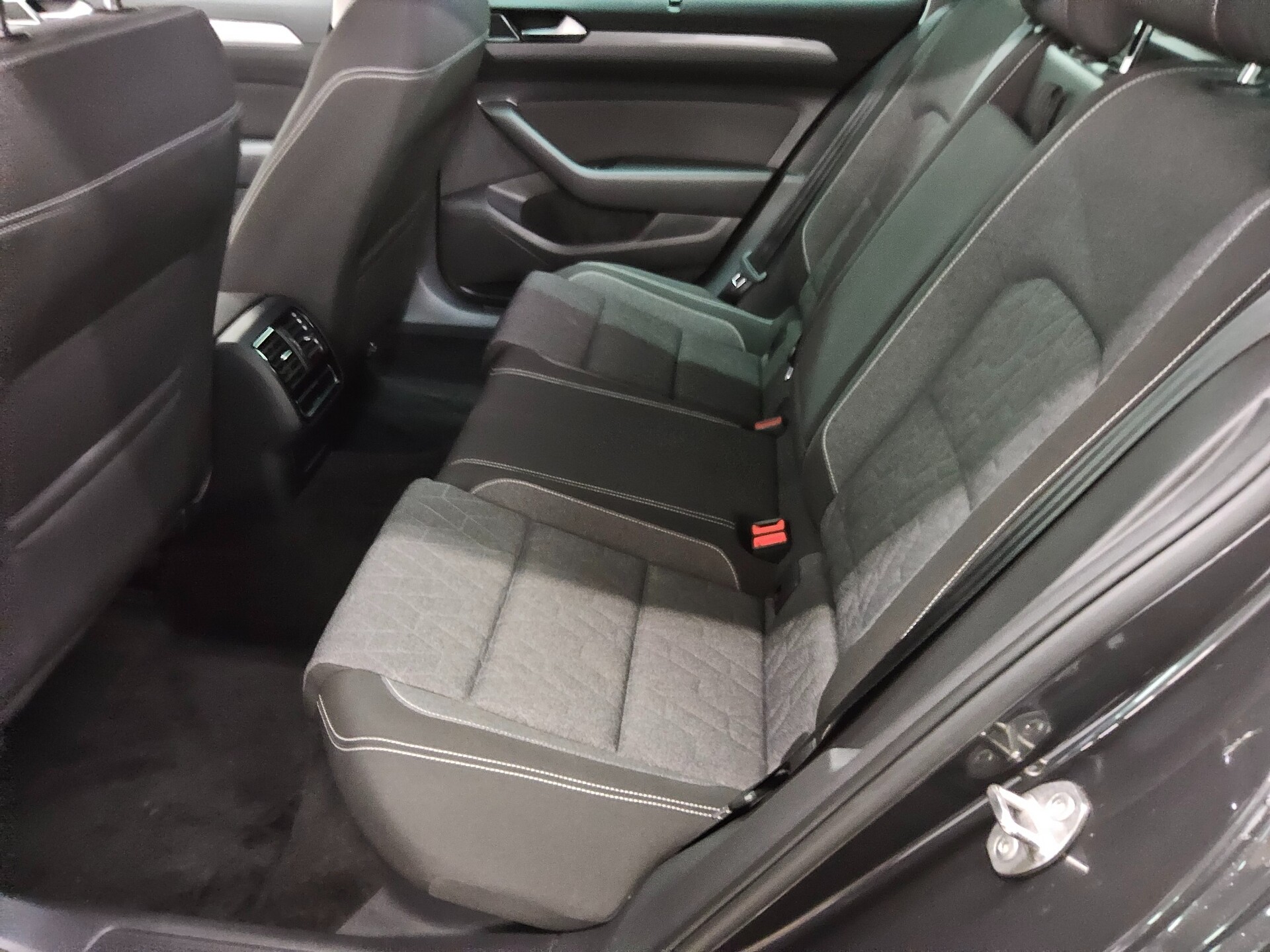 Volkswagen Passat Var. 2.0 TDI Business Navi LED AID RfK 13