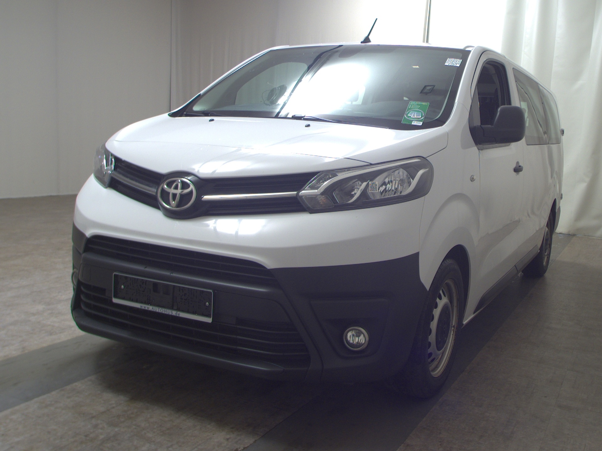 Toyota Proace 2.0 D-4D L2 Comfort 9-Sitze Navi 2