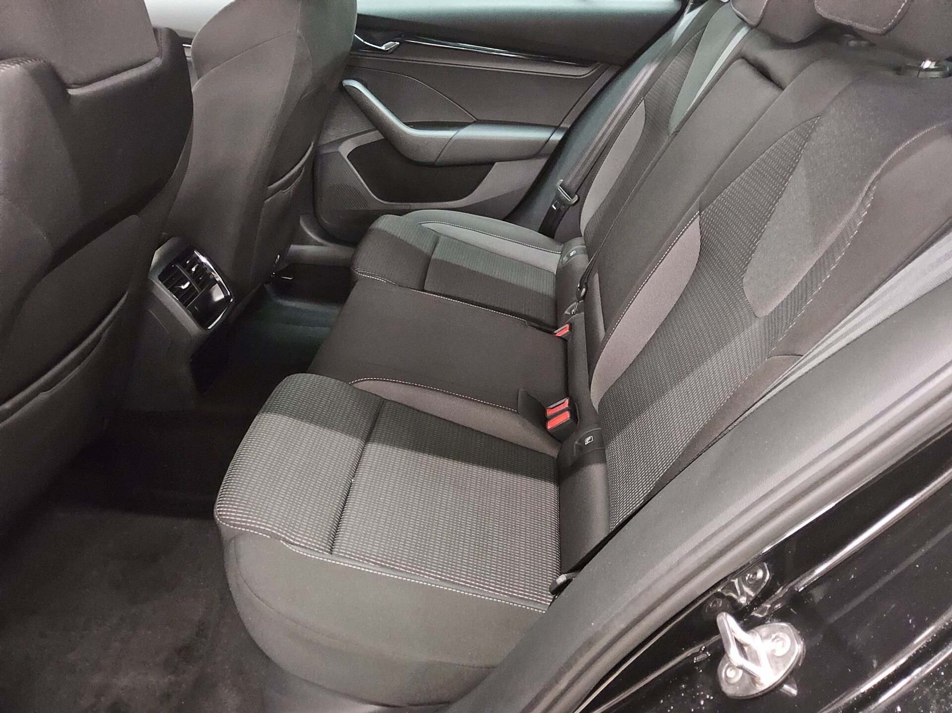 Skoda Octavia Kombi 2.0 TDI Ambition Navi LED vc AHK 13