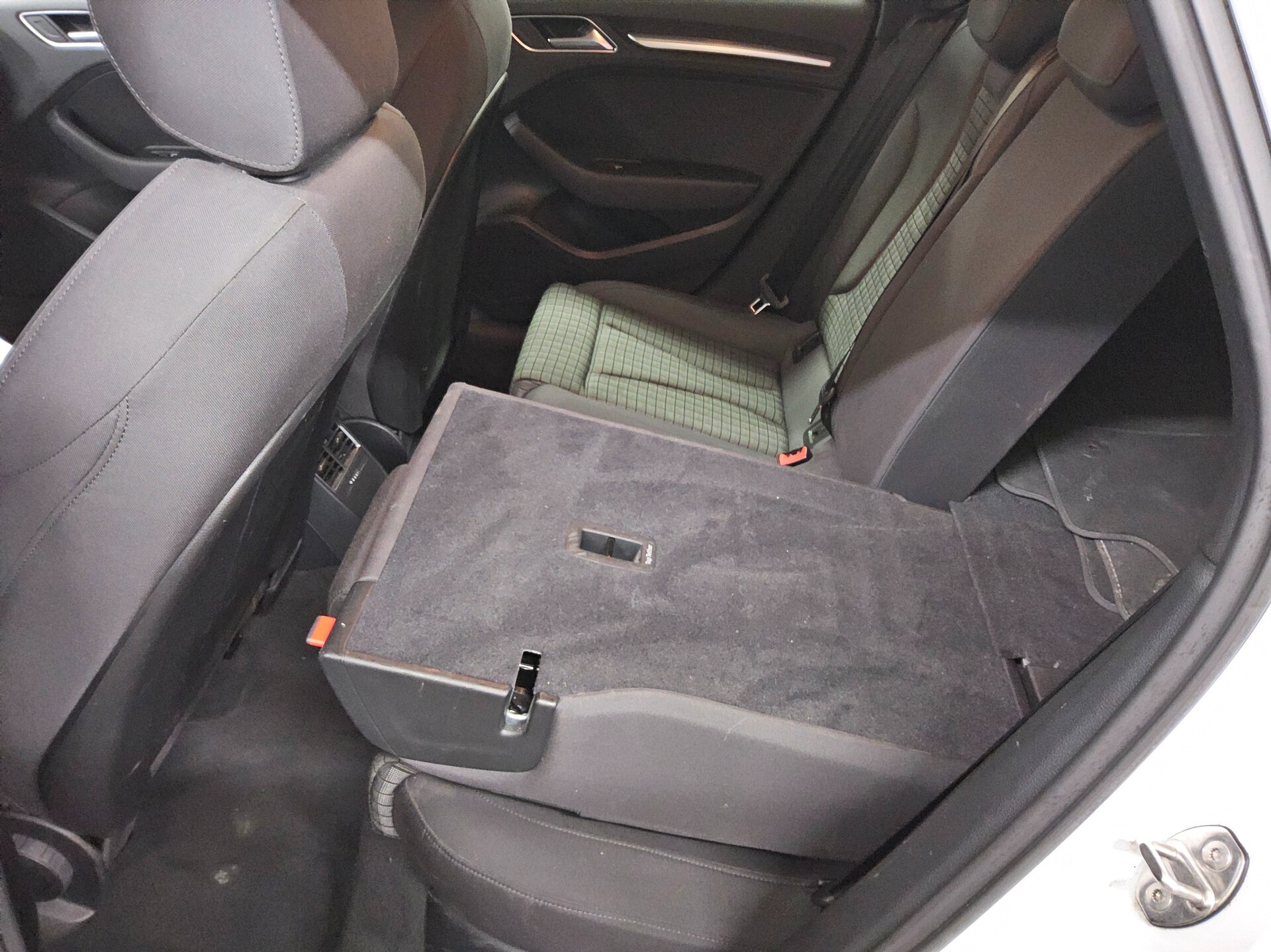 Audi A3 Sportback 35 TDI sport S-Line Nav LED Shz AHK 12