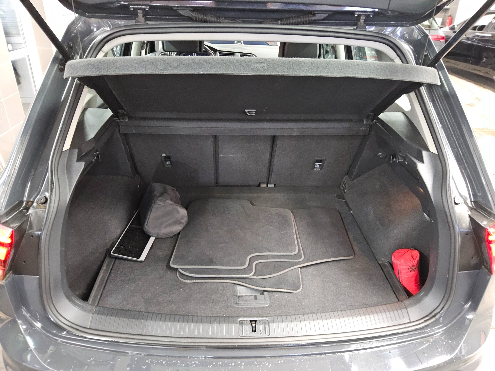 Volkswagen Tiguan 2.0 TDI Comf. Navi AHK AID 12