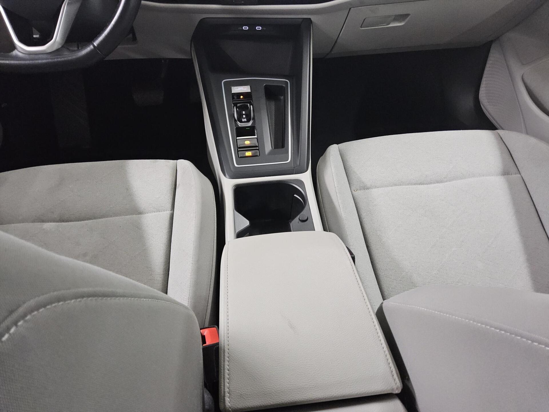 Volkswagen Golf-8 Var. 2.0 TDI Life Navi LED DC ACC PDC BT 6