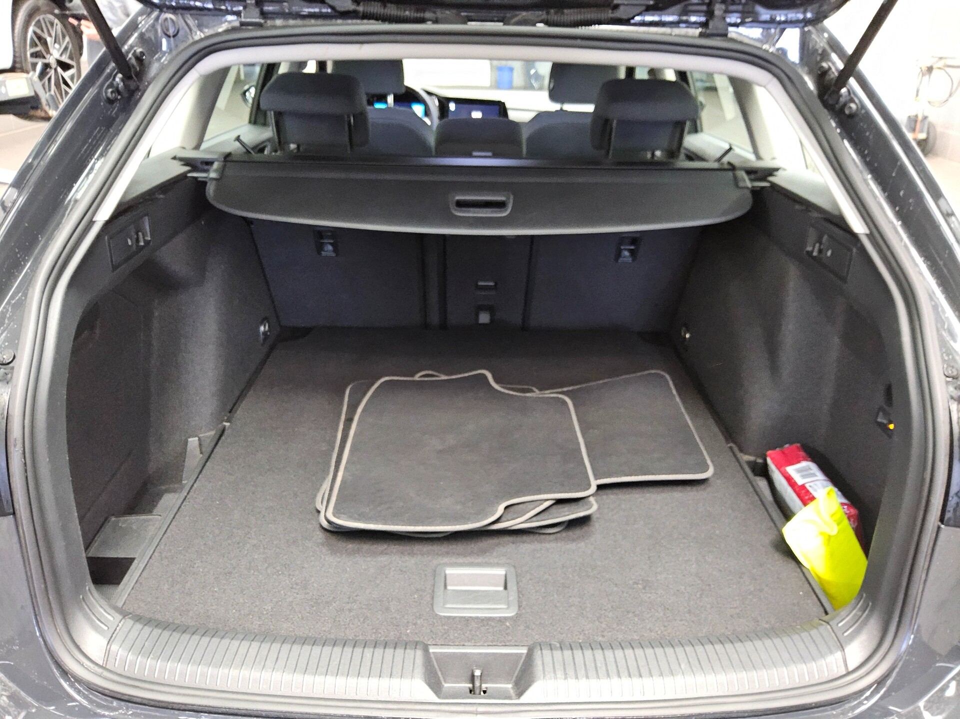 Volkswagen Golf-8 Var. 2.0 TDI Life Navi LED DC AHK ACC PDC 12