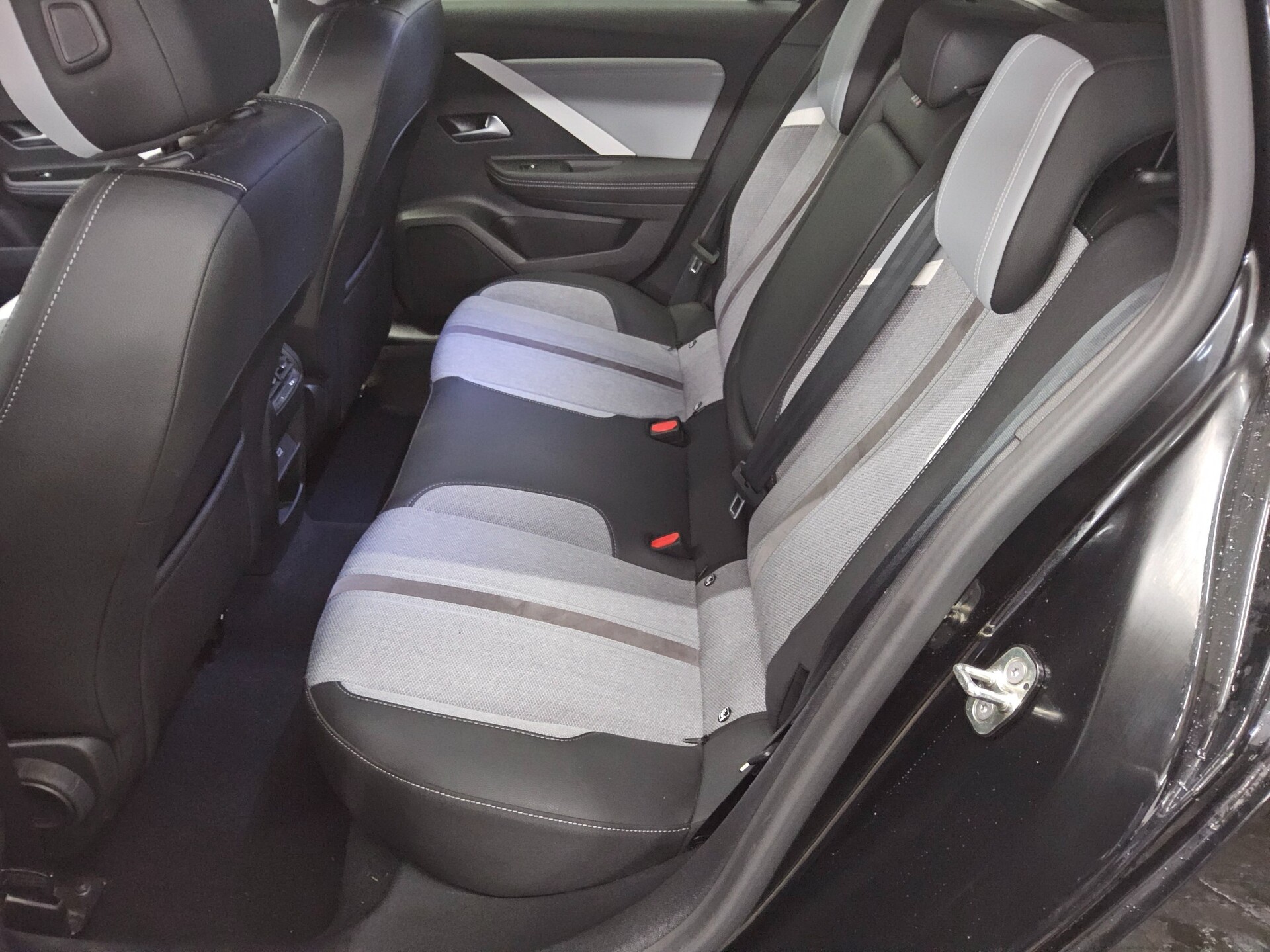 Opel Astra ST 1.5 D Elegance Navi LED T-Leder RFK SHZ 13