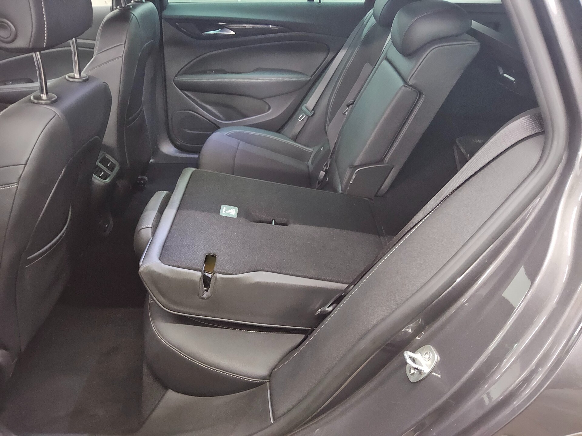 Opel Insignia ST 2.0 D Business Ed. Navi LED HuD AHK 12