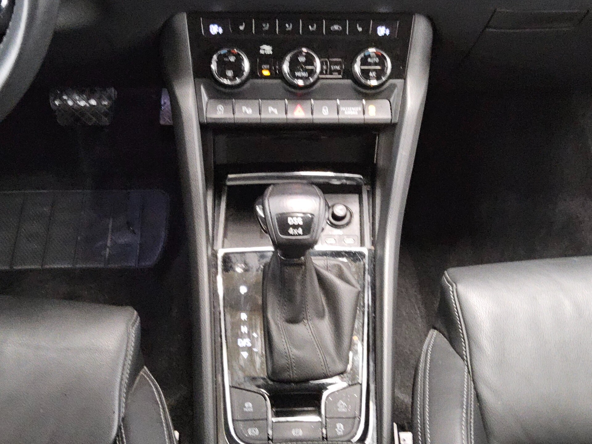 Skoda Karoq 2.0 TDI 4x4 Style Leder Navi LED vc RfK 6