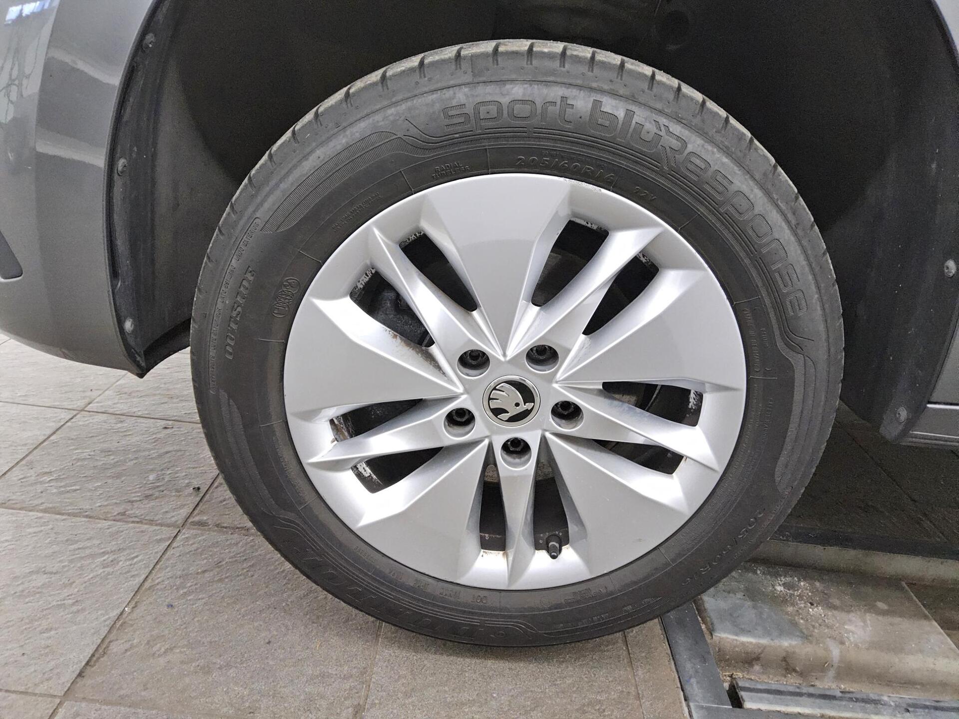 Skoda Octavia Kombi 2.0 TDI Ambition Navi LED vc Pano 11