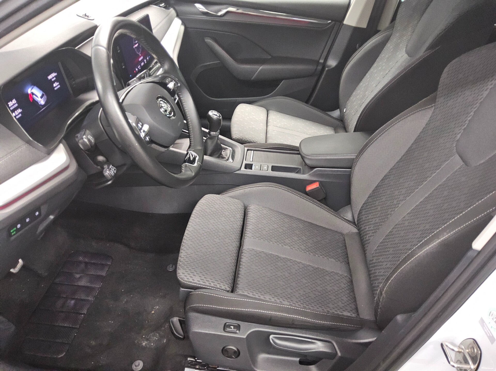 Skoda Octavia Kombi 2.0 TDI Style Navi LED AID RFK HuD 9