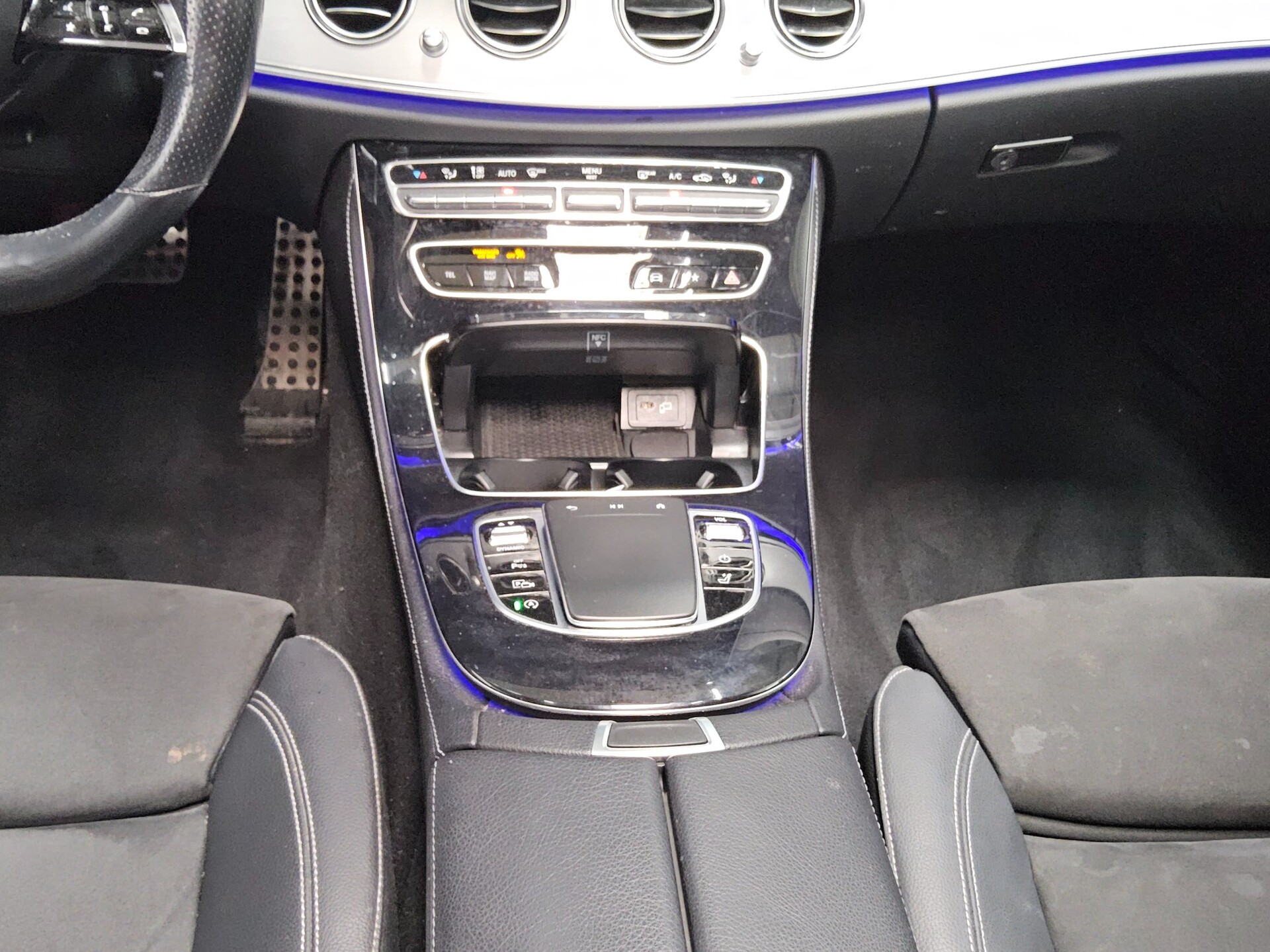 Mercedes-Benz E 220 T d AMG-Line Burmester Widescreen Pano RfK 6