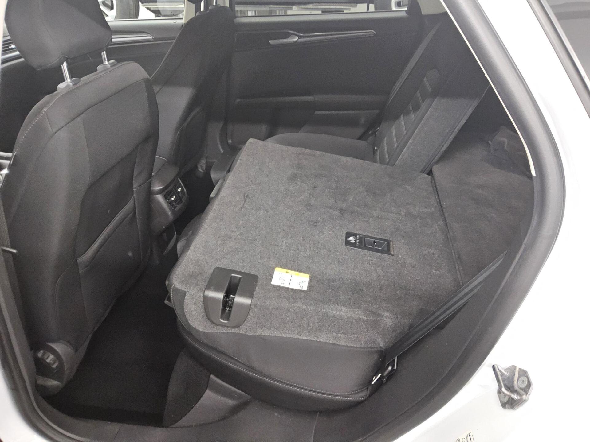 Ford Mondeo Turnier 2.0 EB Titanium Navi LED RFK AHK 12