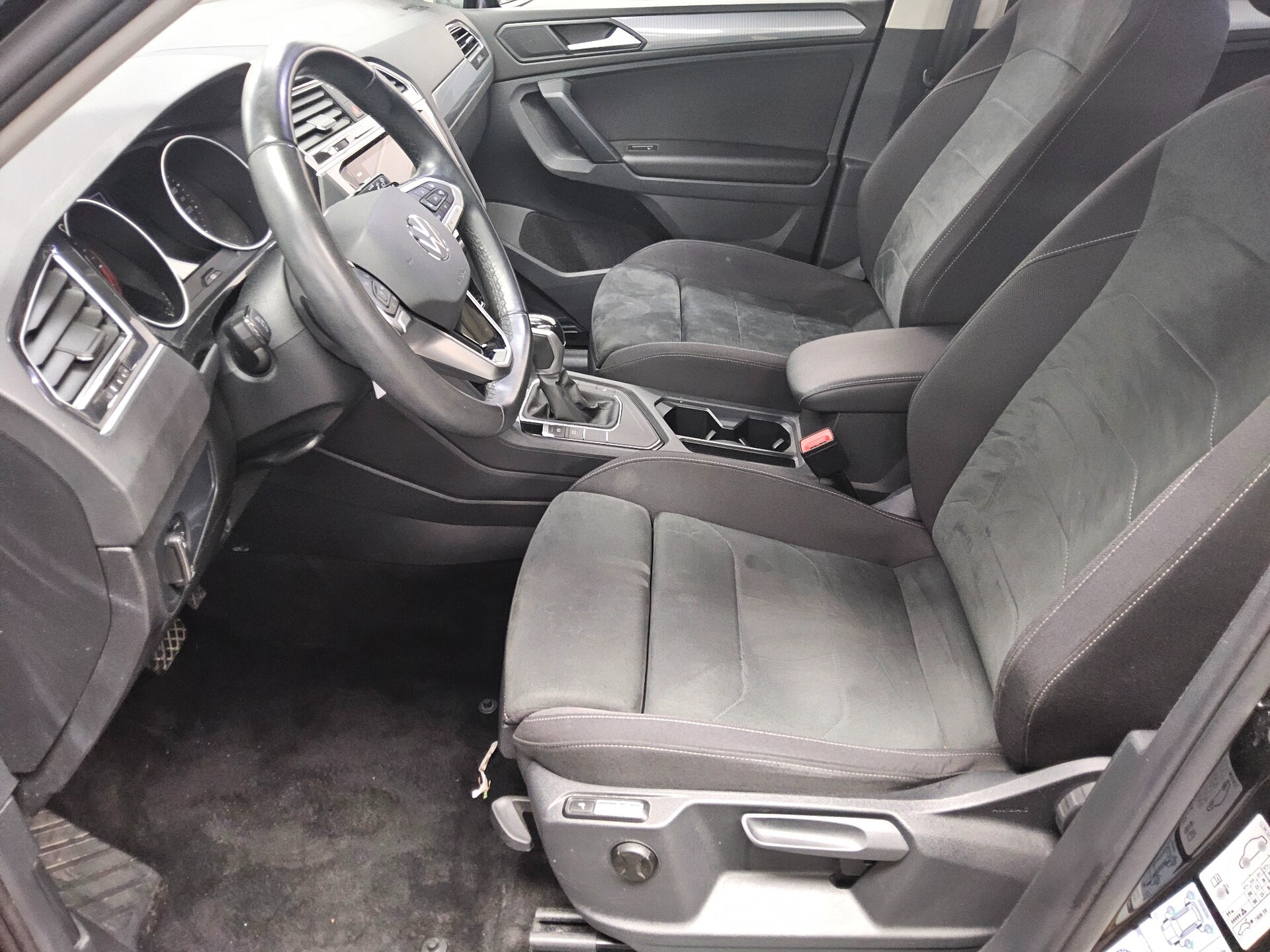 Volkswagen Tiguan 2.0 TDI Life Navi LED ACC 4xShz PDC BT 8