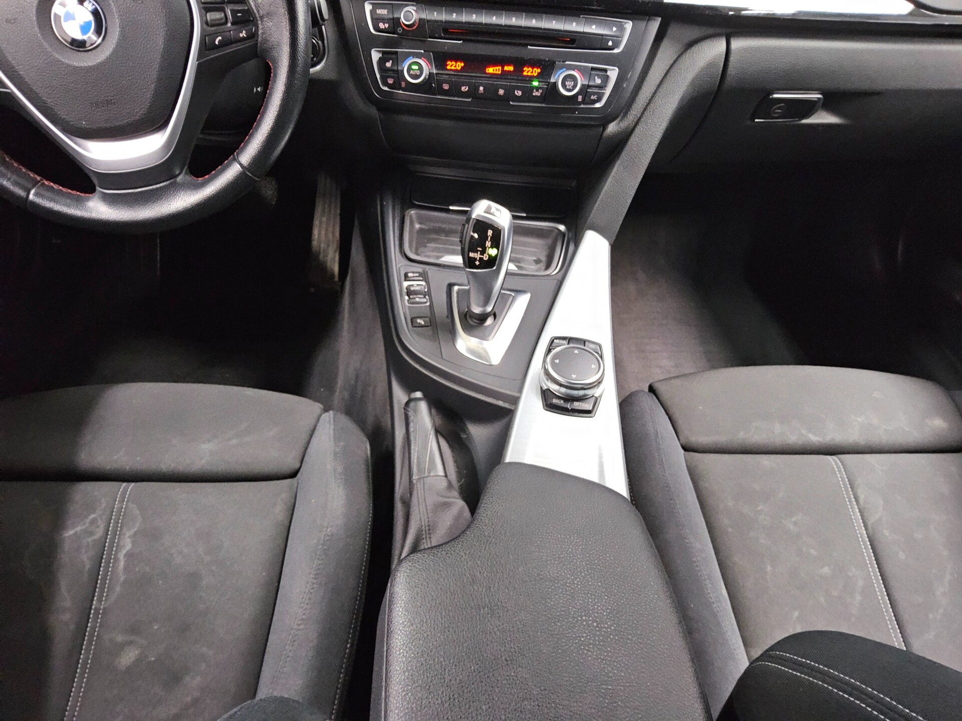 BMW 318dA Touring Navi Xenon HiFi SHZ 6