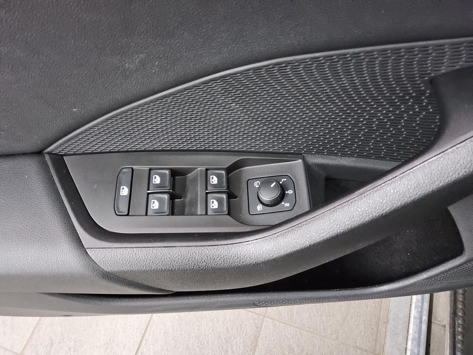 Skoda Octavia Kombi 2.0 TDI Ambition Navi LED vc PDC 10