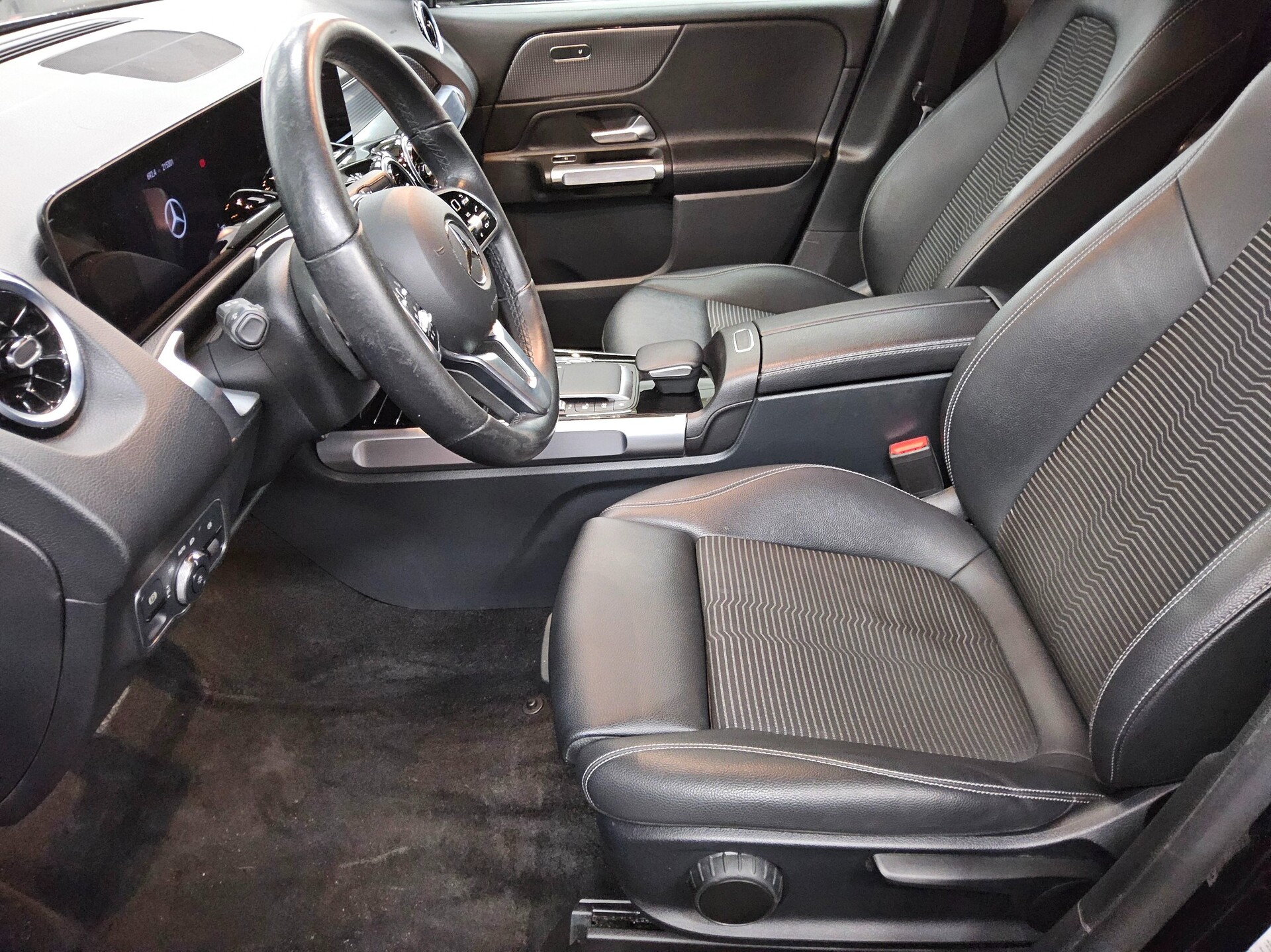 Mercedes-Benz GLB 200 d Progressive AHK Navi LED RFK Distr.+ 9