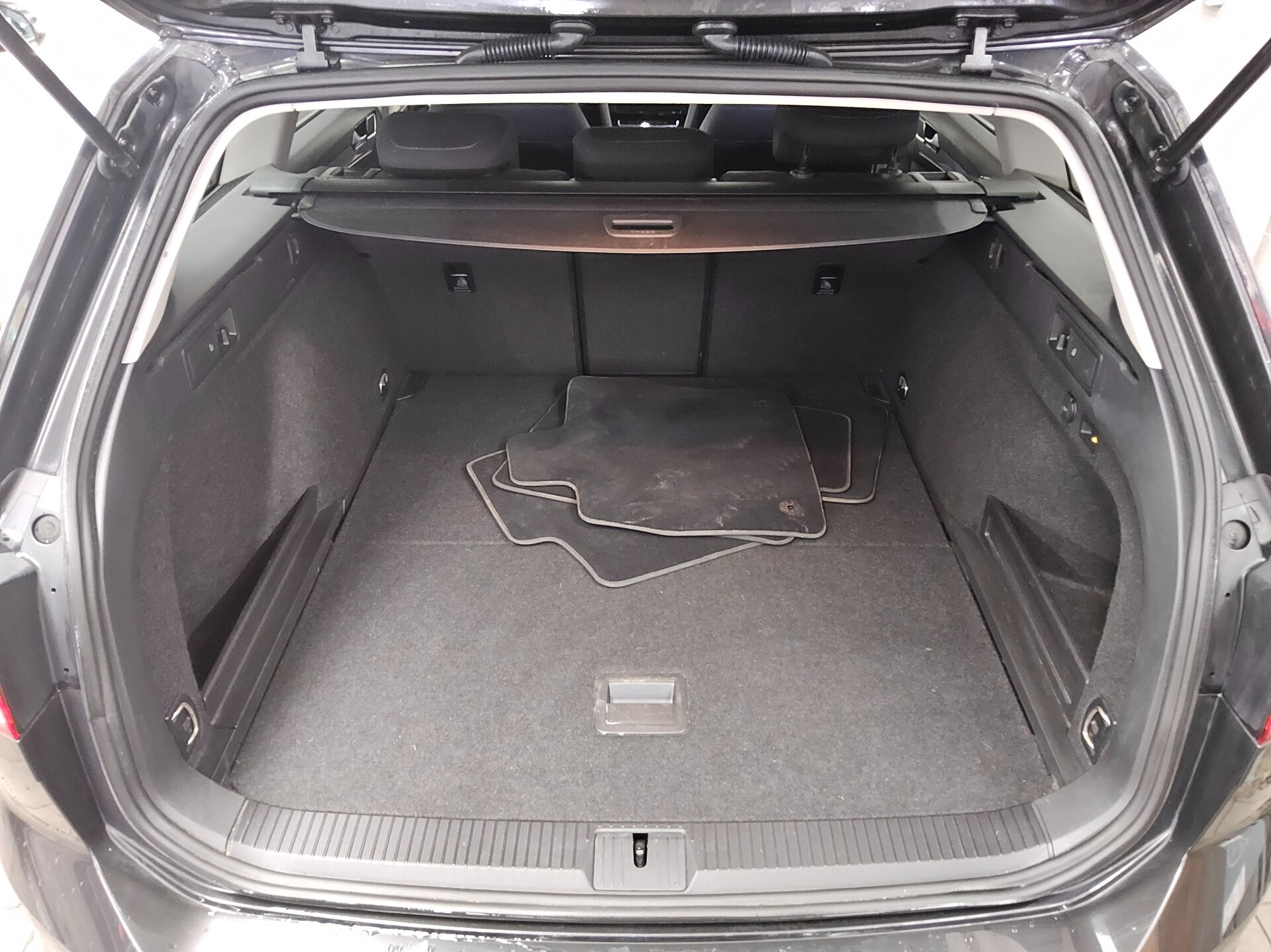 Volkswagen Passat Var. 2.0 TDI Business Navi LED RfK 11