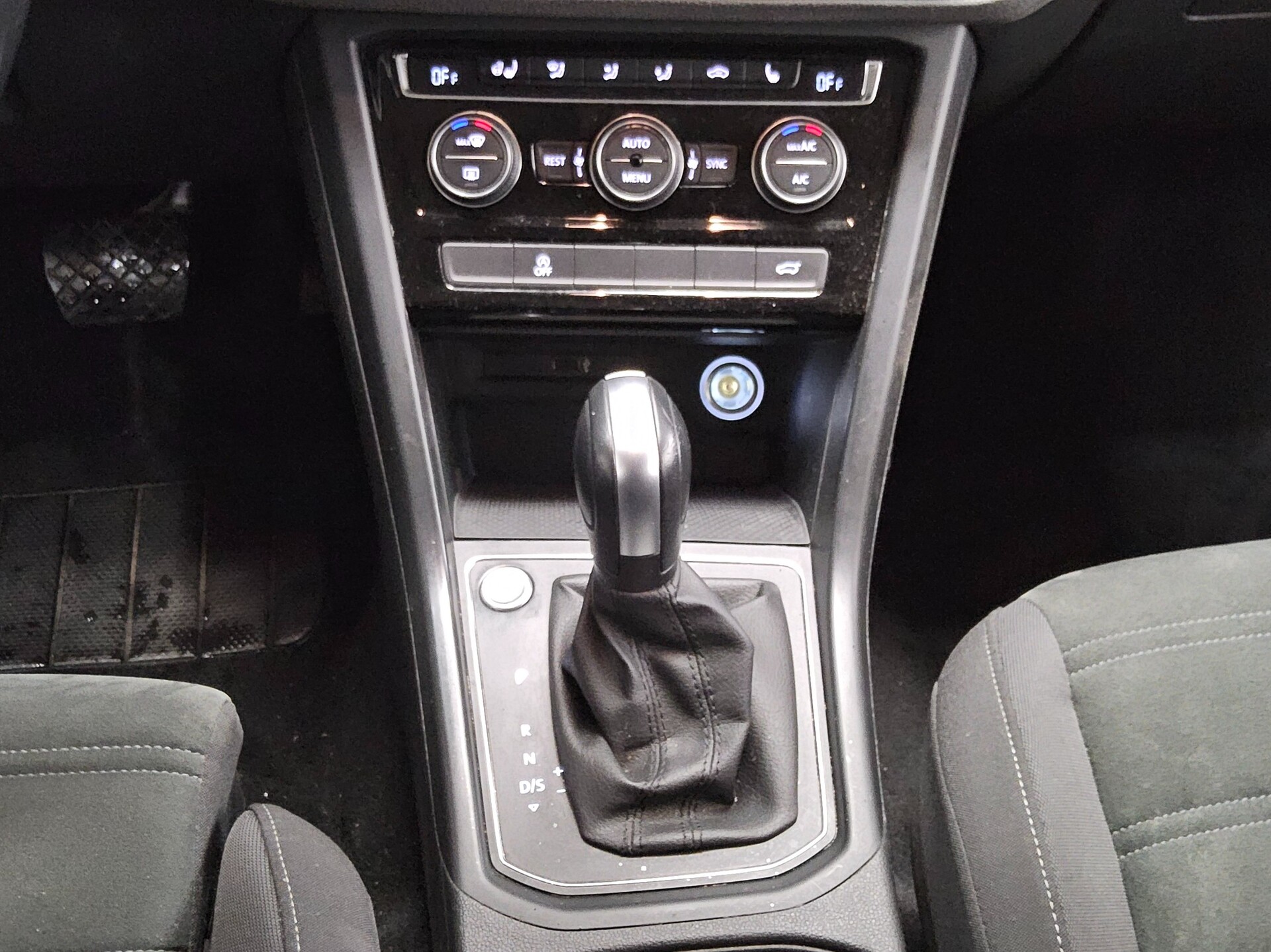 Volkswagen Touran 2.0 TDI Comf. 7-Sitze ACC Shz Klima BT 6