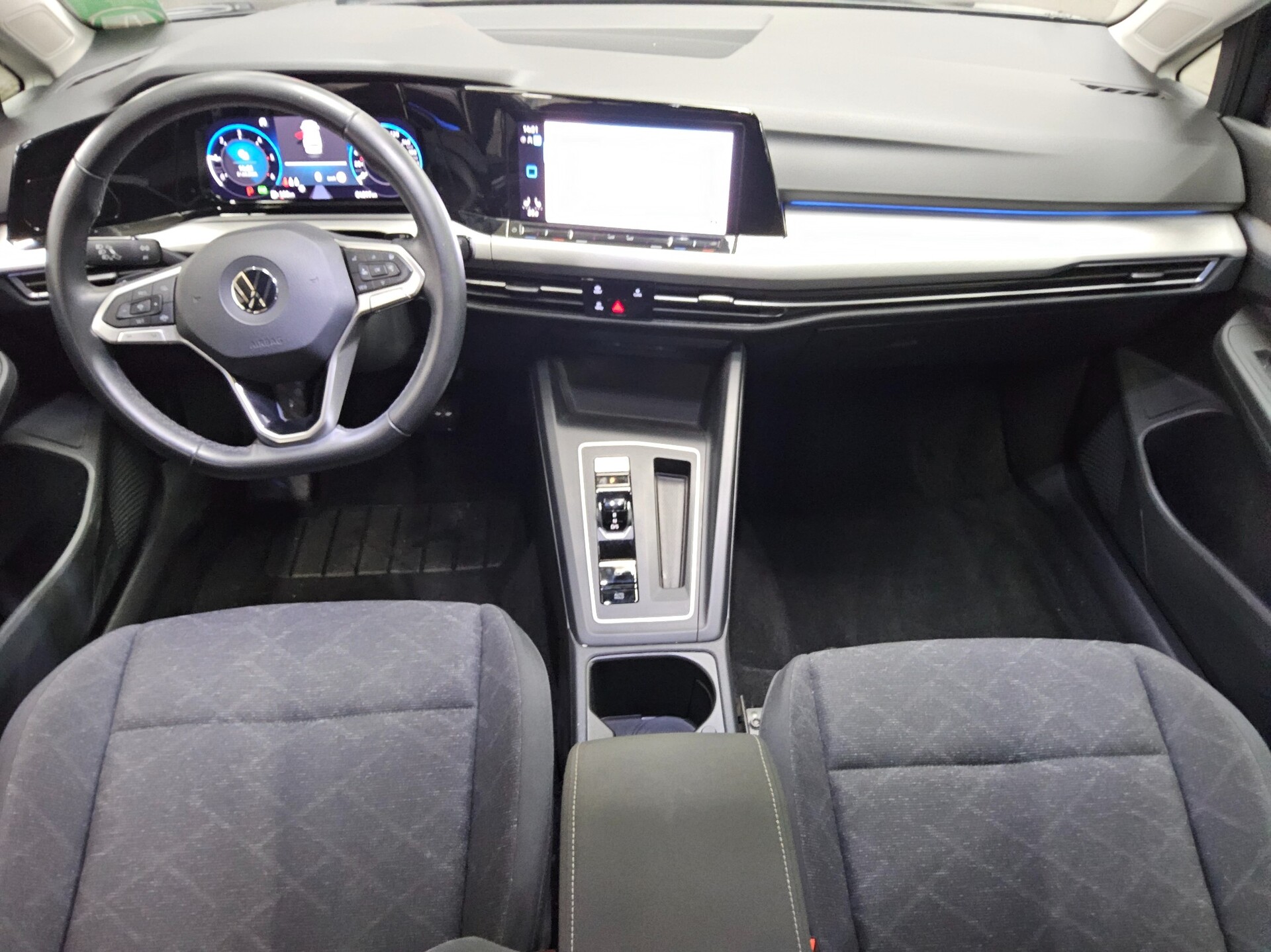 Volkswagen Golf-8 Var. 2.0 TDI Life Navi LED DC ACC PDC Shz 5