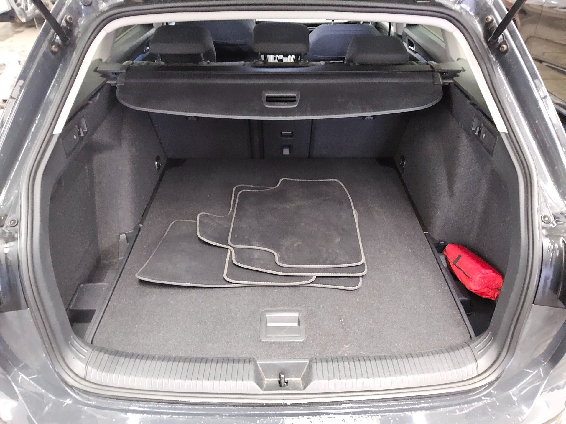 Volkswagen Golf-8 Var. 2.0 TDI Life Navi LED DC ACC PDC Shz 12