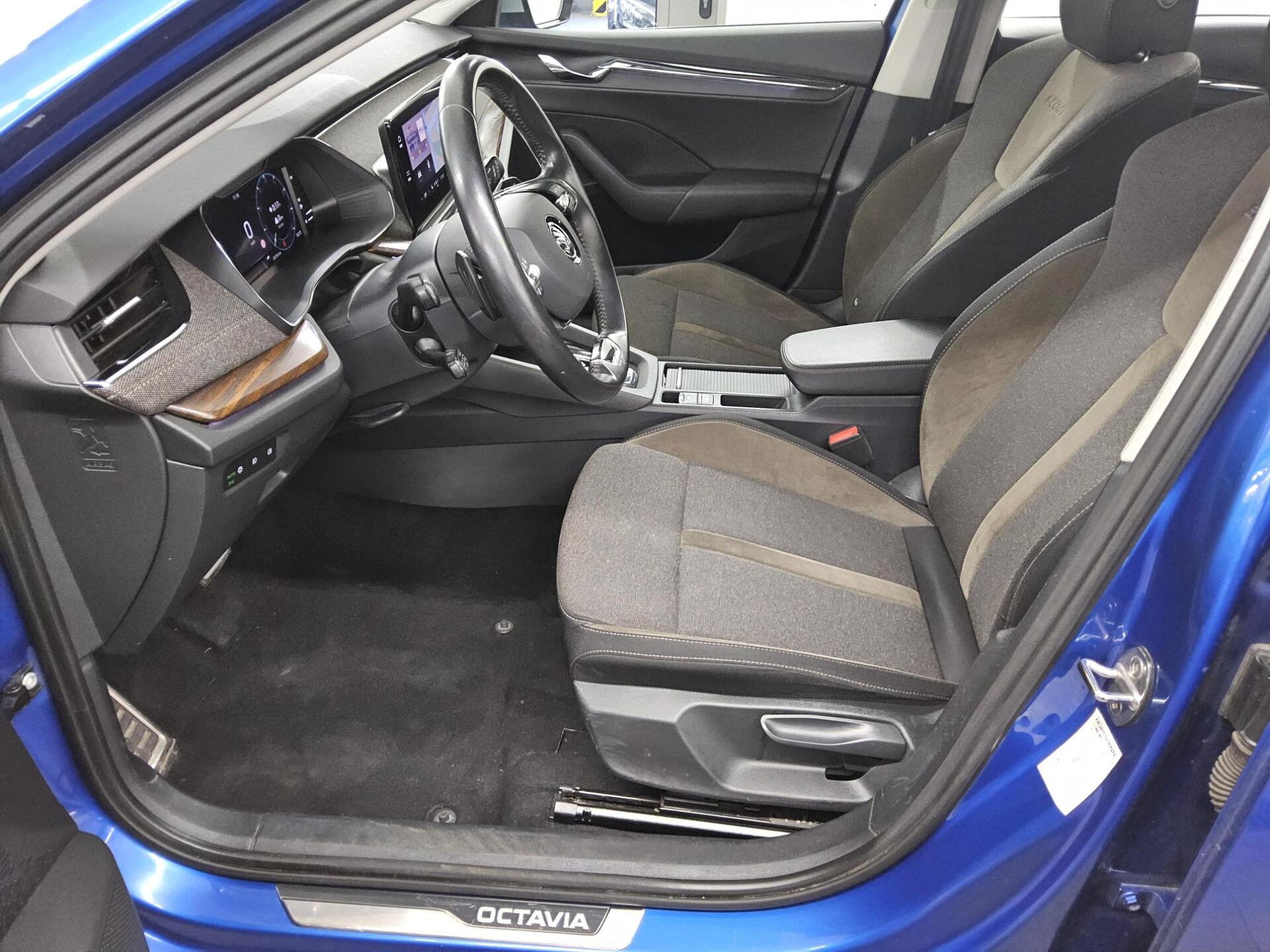 Skoda Octavia Kombi 2.0 TDI 4x4 Scout Navi LED vc HuD 9