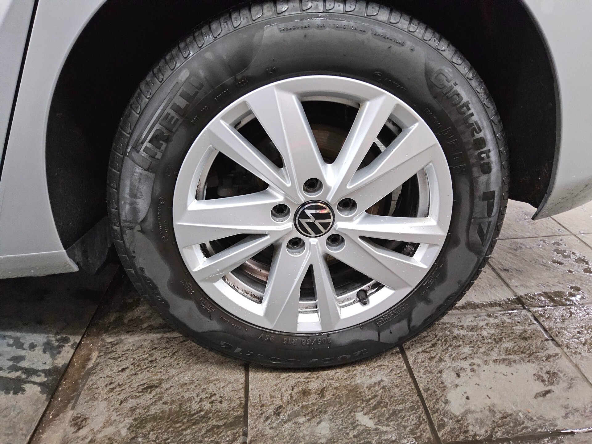 Volkswagen Touran 2.0 TDI Comf. Navi PDC SHZ BT 10