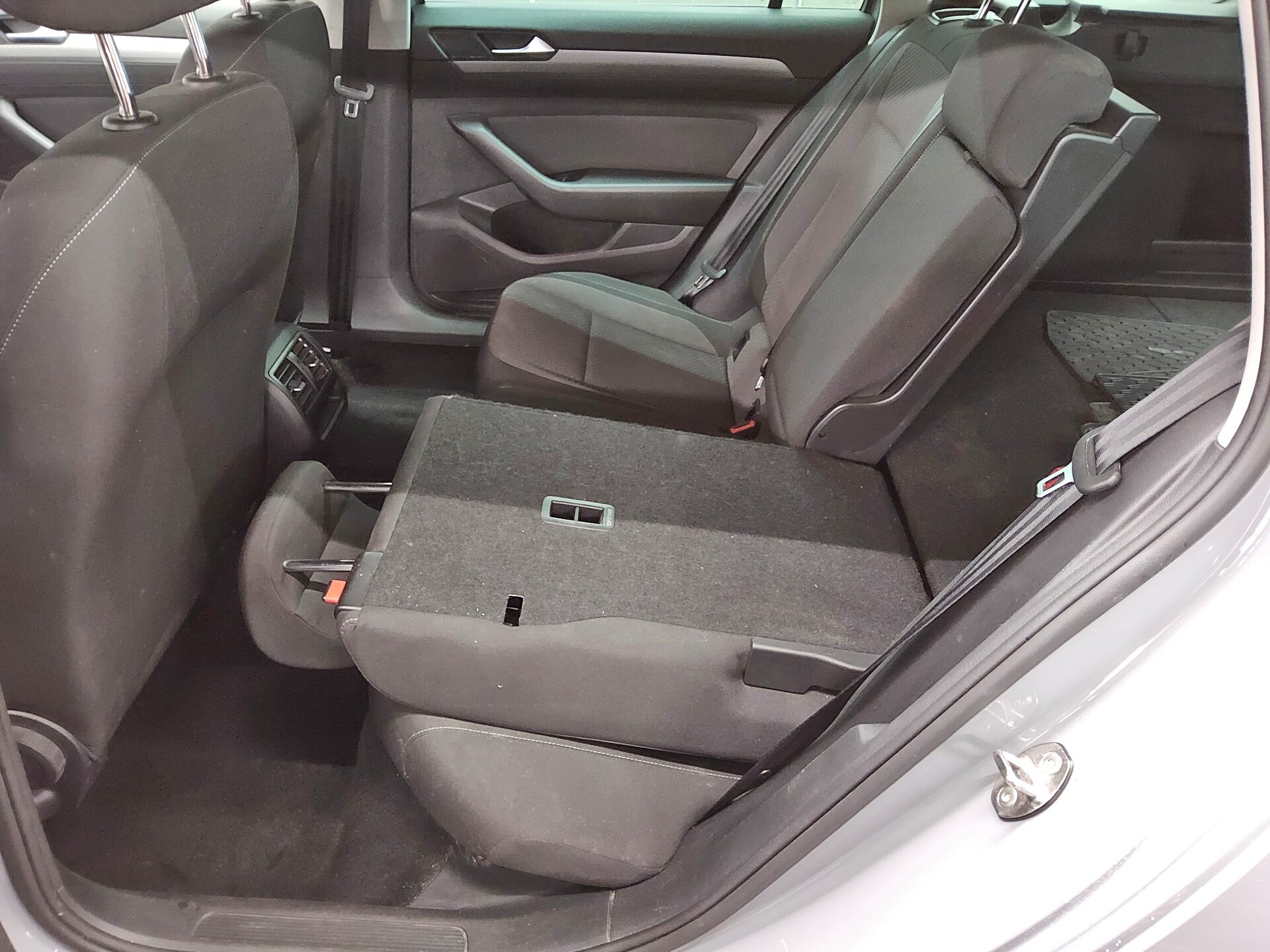 Volkswagen Passat Var. 2.0 TDI Navi LED RfK AHK PDC Shz BT 12