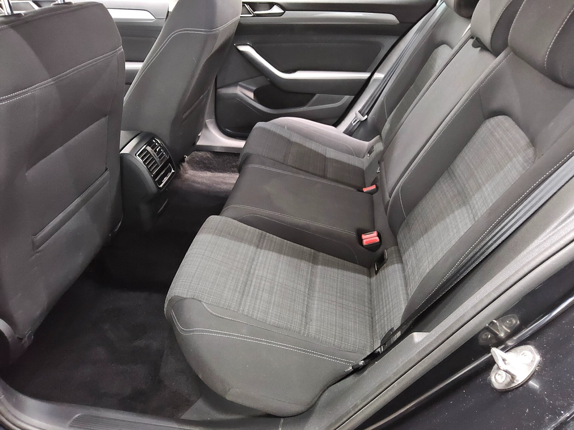 Volkswagen Passat Var. 2.0 TDI Business Nav LED ACC Massage 13