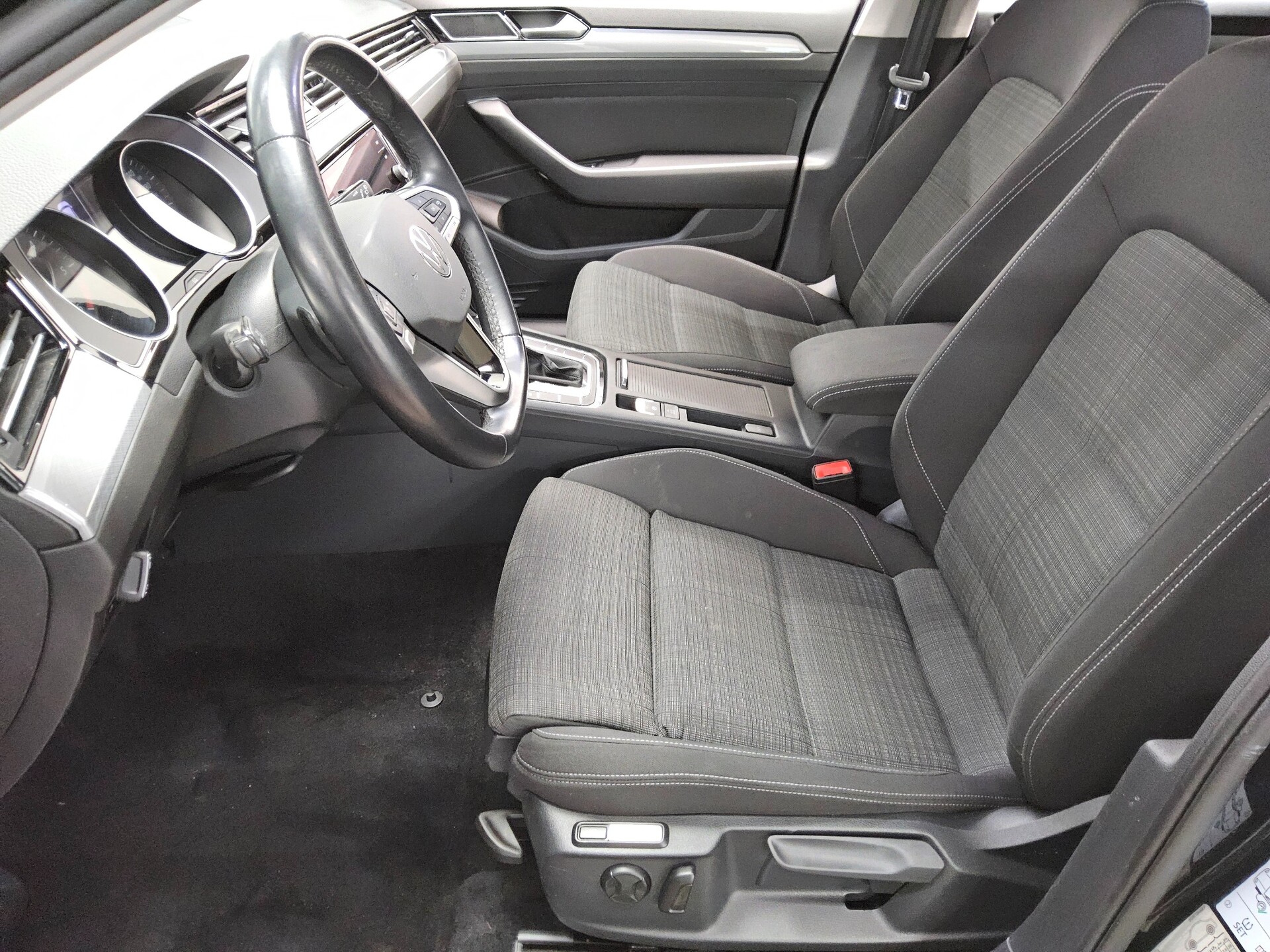 Volkswagen Passat Var. 2.0 TDI Business Nav LED ACC Massage 8