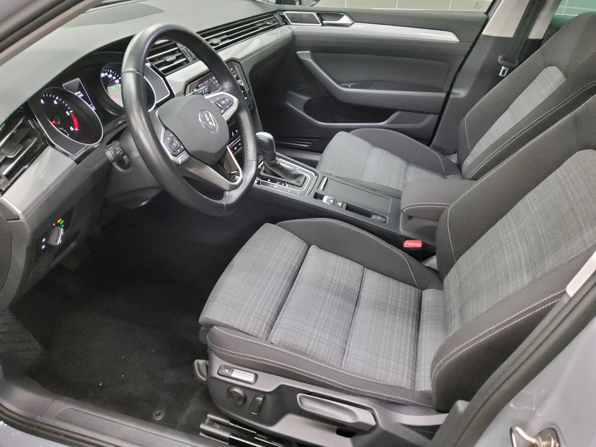 Volkswagen Passat Var. 2.0 TDI Business Navi LED Pano RfK 8