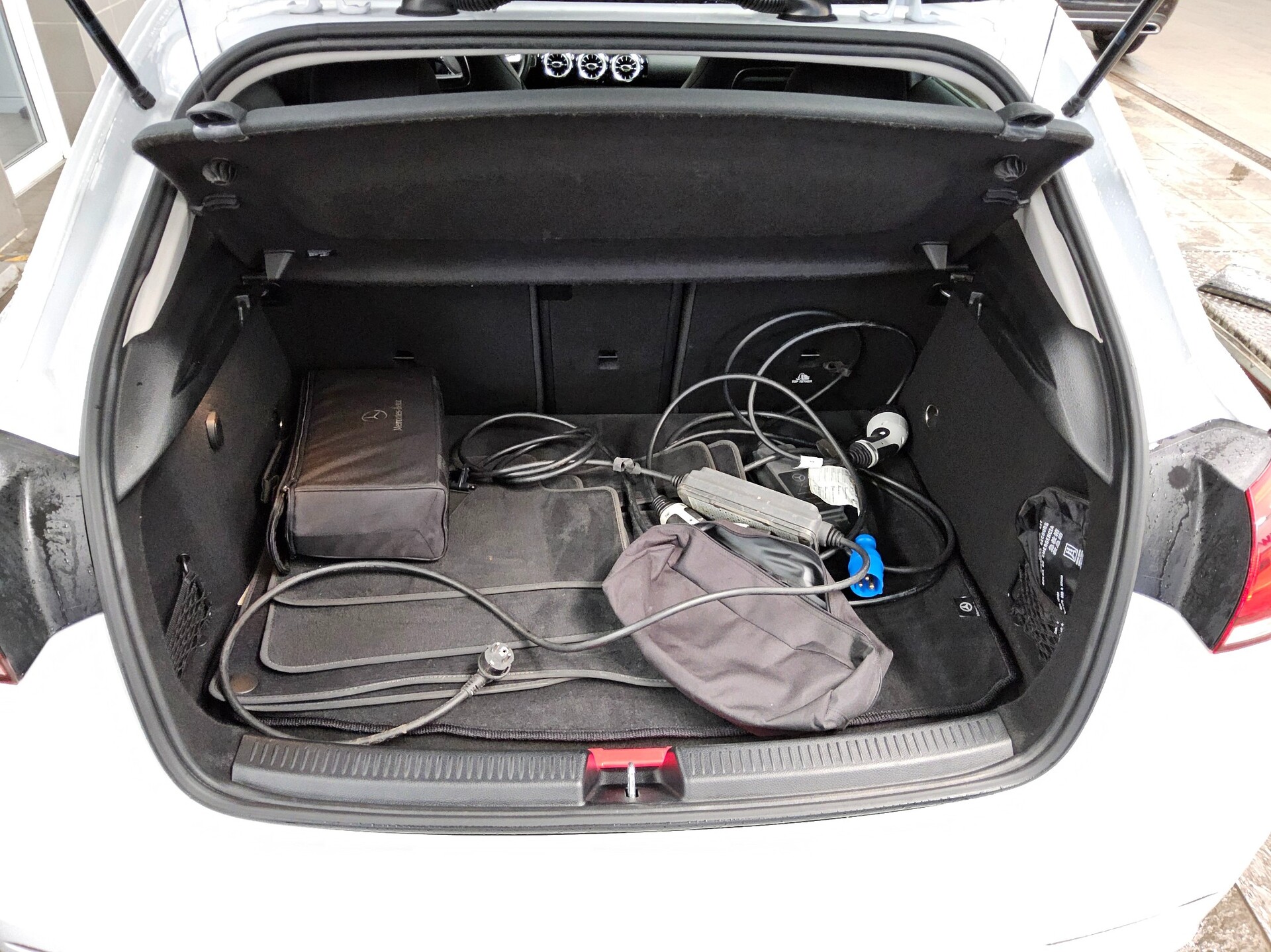 Mercedes-Benz A 250 e AMG-Line Navi MB-LED HuD Shz Distronic+ 12