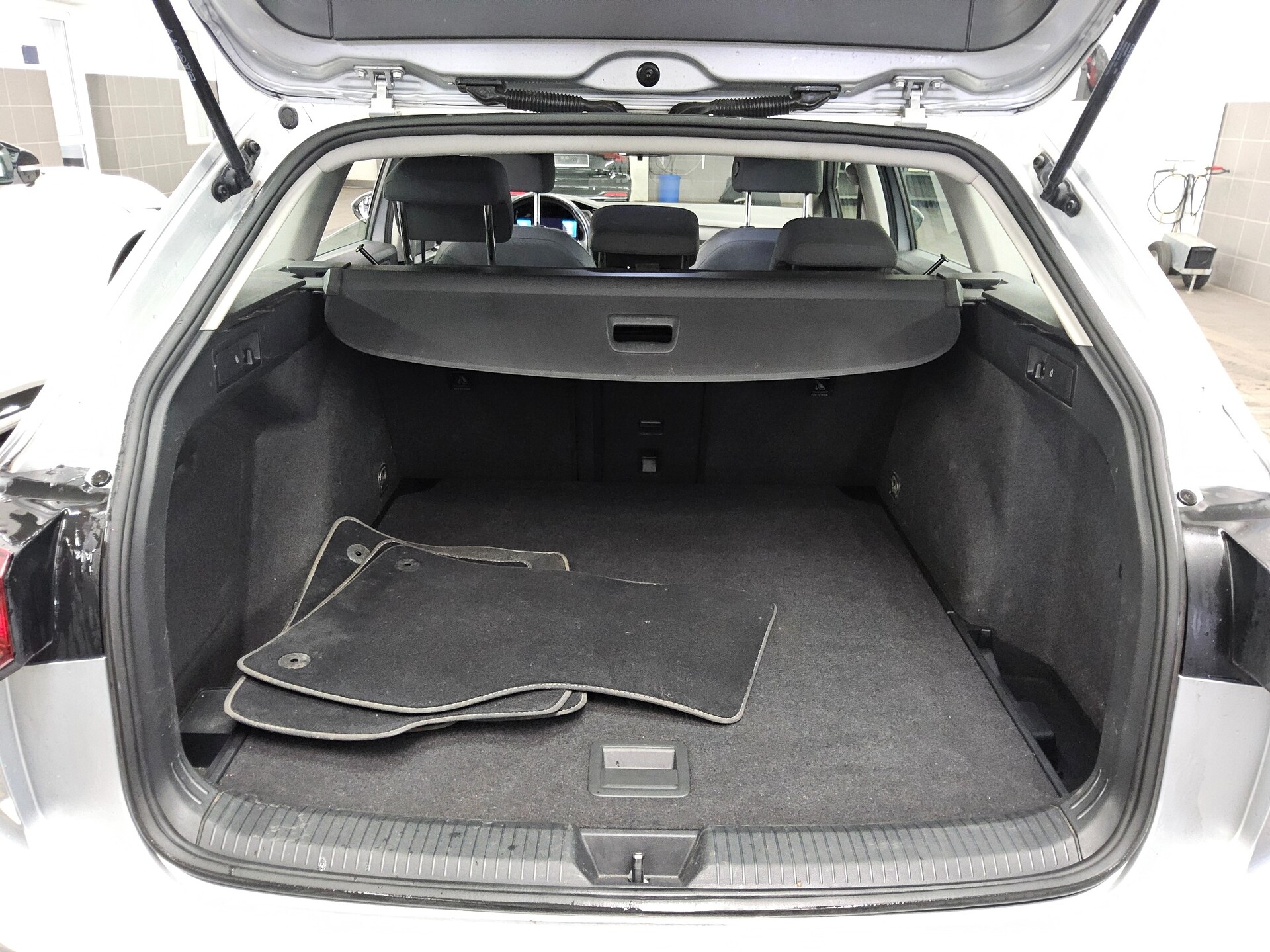 Volkswagen Golf-8 Var. 2.0 TDI Life Navi LED DC AHK ACC PDC 12