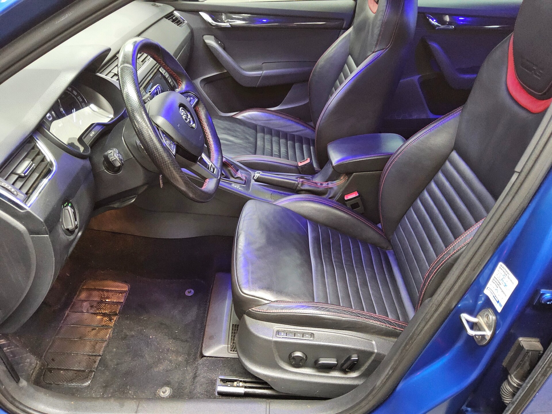 Skoda Octavia Kombi 2.0 TDI RS AHK Navi Xenon HU 05/27 8