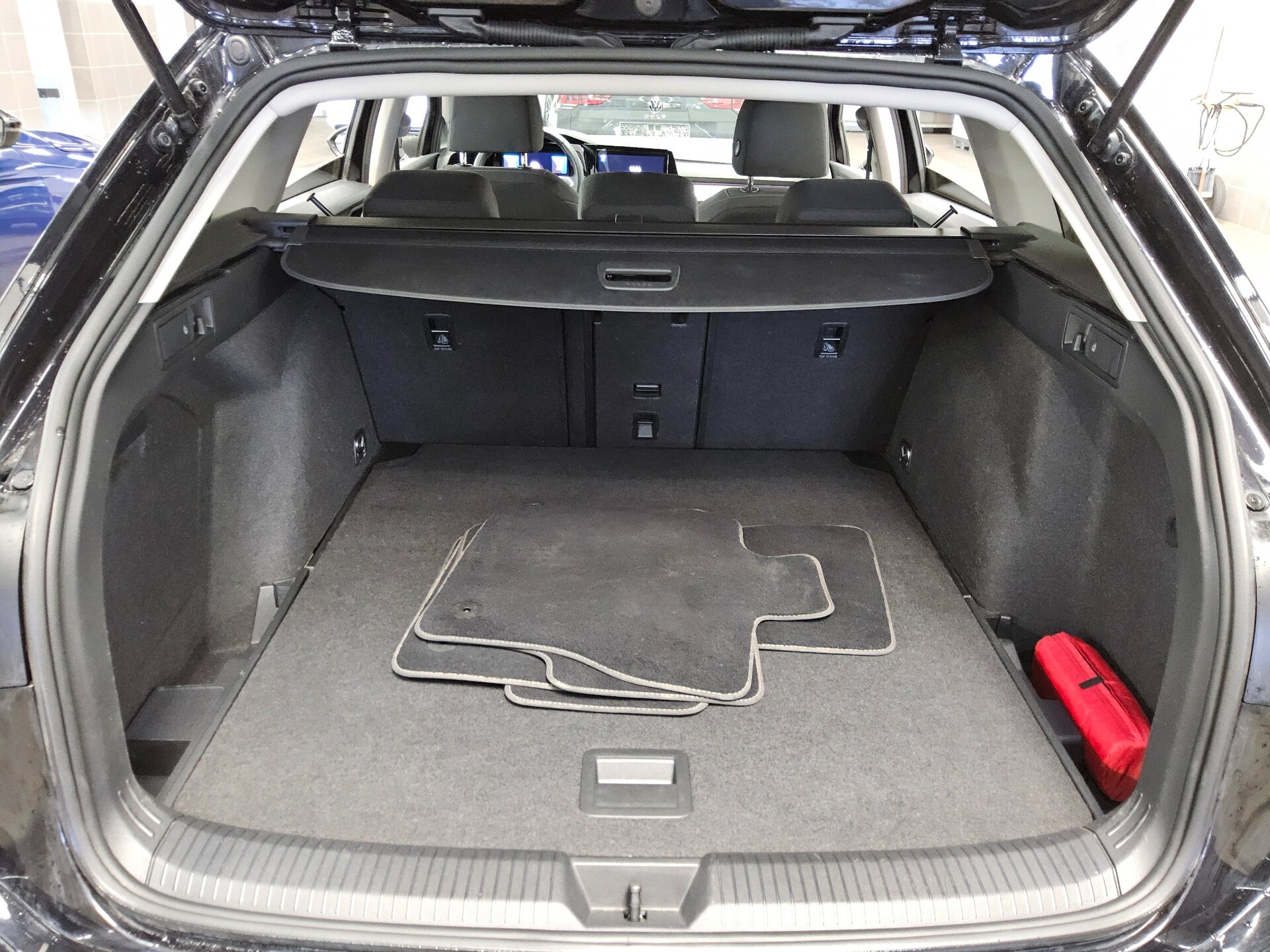 Volkswagen Golf-8 Var. 2.0 TDI Life Navi LED DC RfK ACC Shz 12