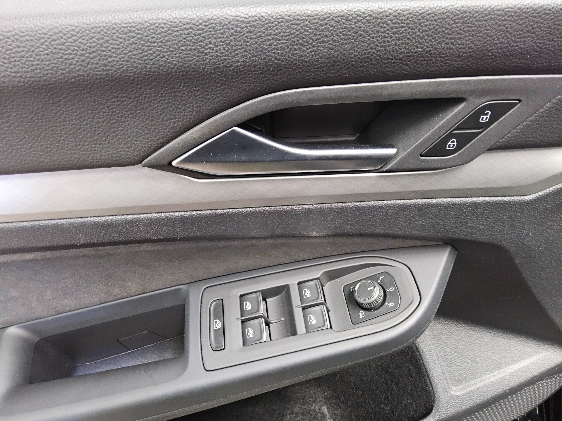 Volkswagen Golf-8 Var. 2.0 TDI Life Navi LED DC RfK ACC Shz 10