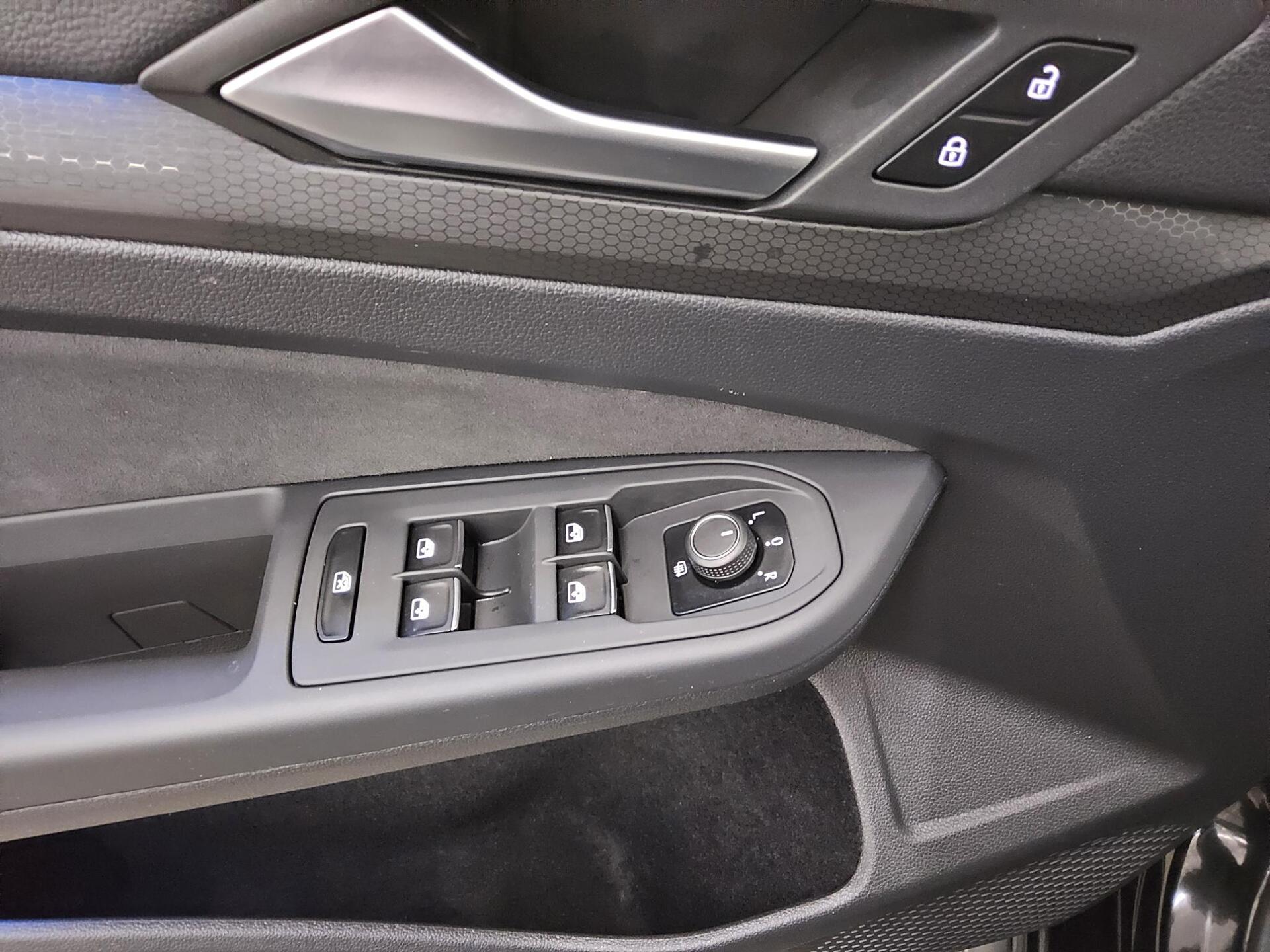 Volkswagen Golf-8 2.0 TSI GTI Navi LED AID PDC 10