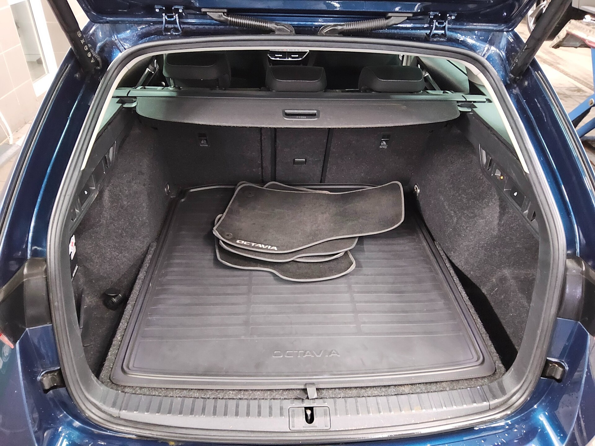Skoda Octavia Kombi 1.5 TSI Style Navi LED vc HuD RfK 12