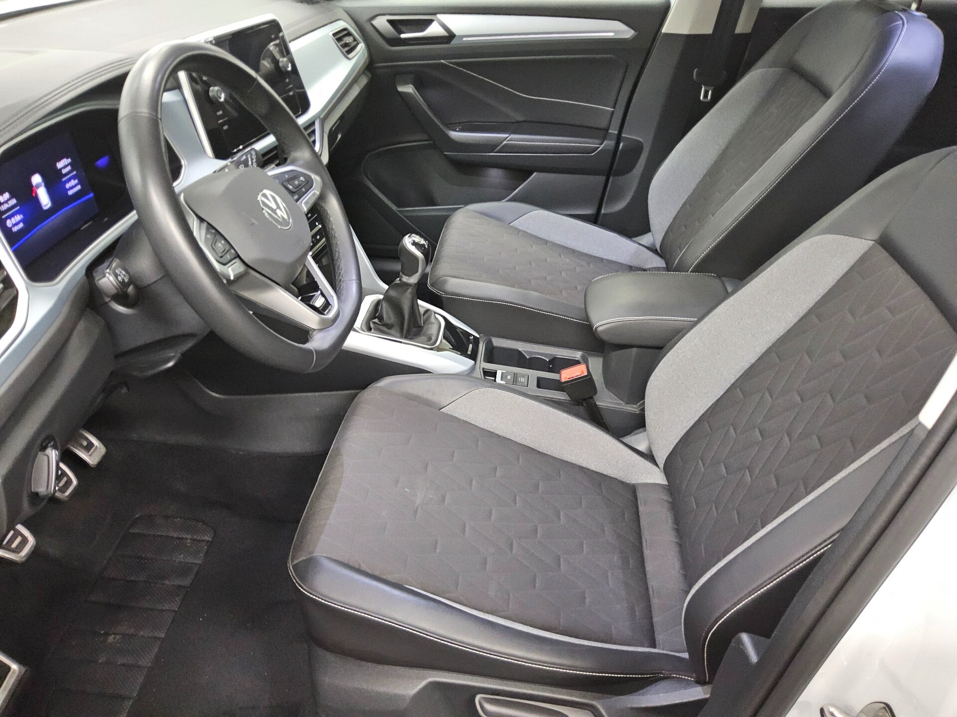 Volkswagen T-Roc 1.0 TSI Navi LED AID ACC Spur PDC SHZ 9