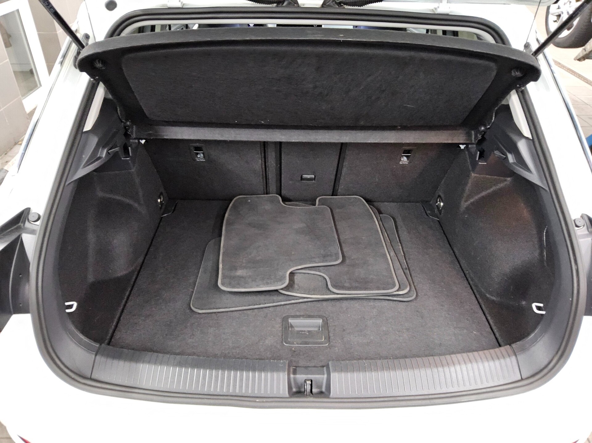 Volkswagen T-Roc 1.0 TSI Navi LED AID ACC Spur PDC SHZ 12