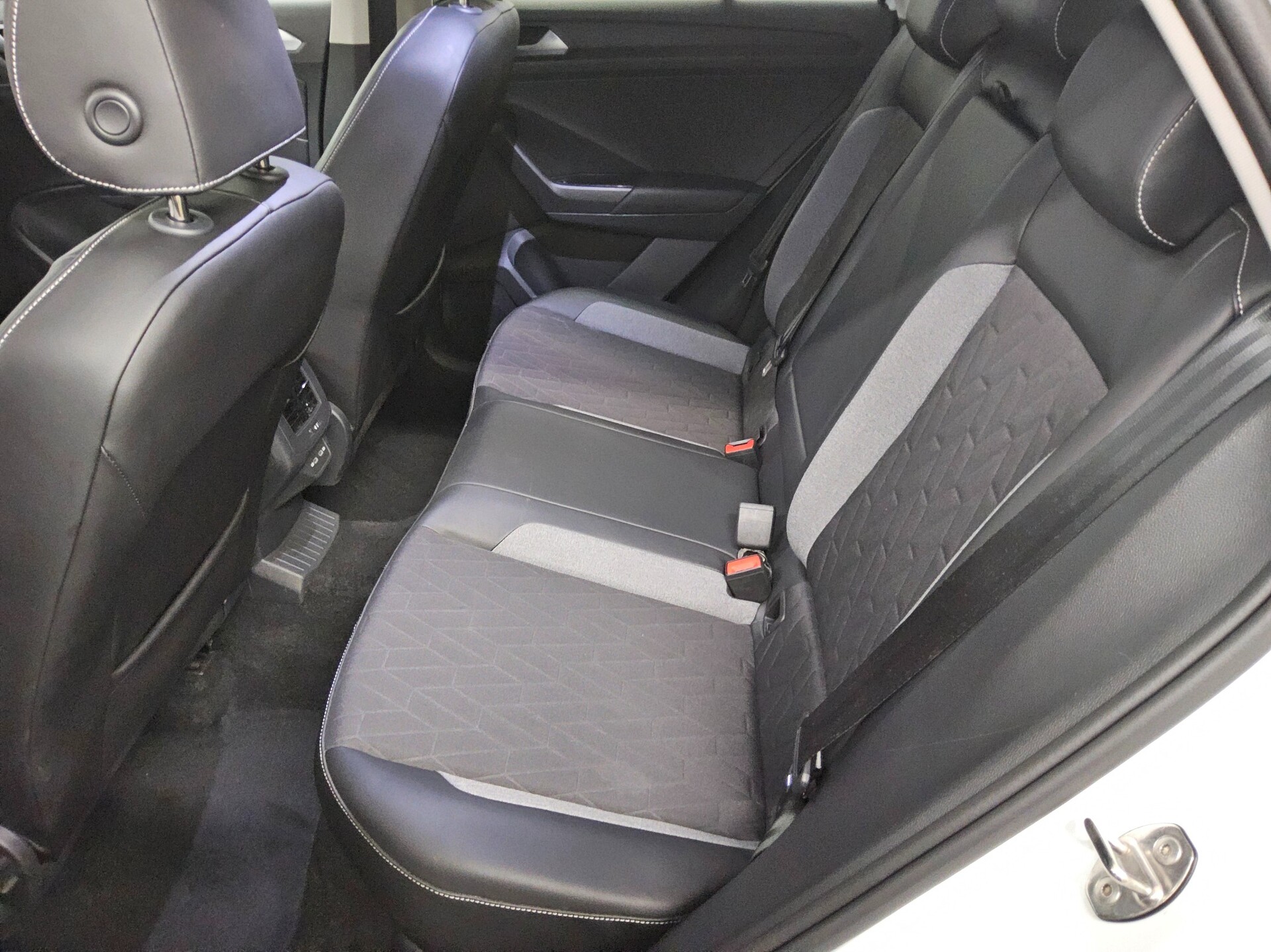 Volkswagen T-Roc 1.0 TSI Navi LED AID ACC Spur PDC SHZ 13