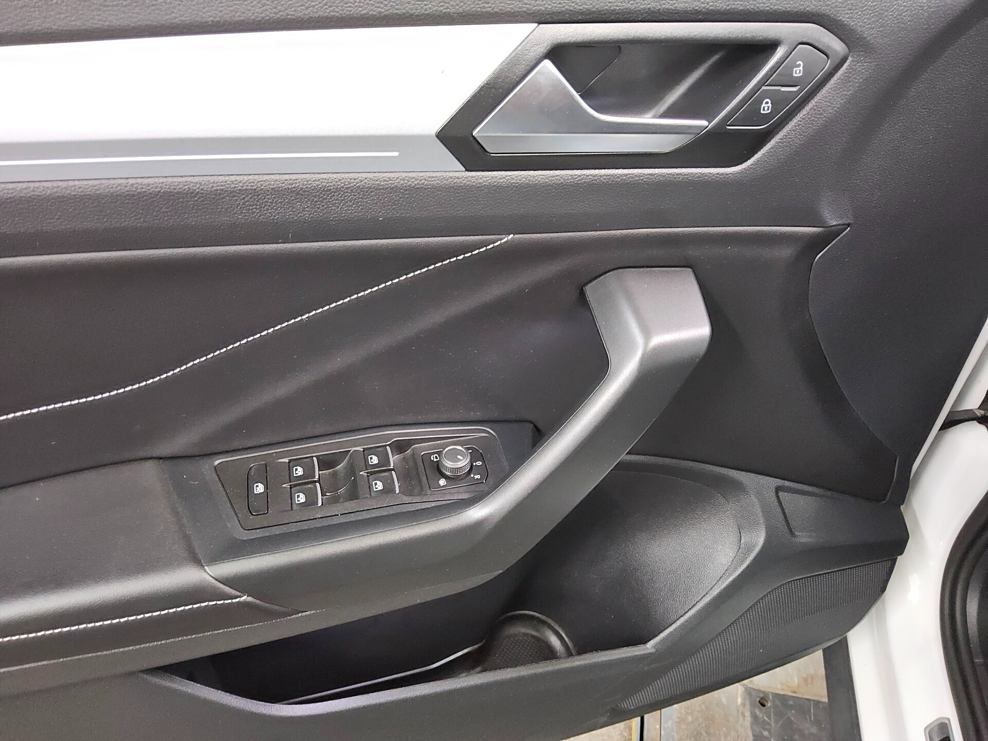 Volkswagen T-Roc 1.0 TSI Navi LED AID ACC Spur PDC SHZ 10