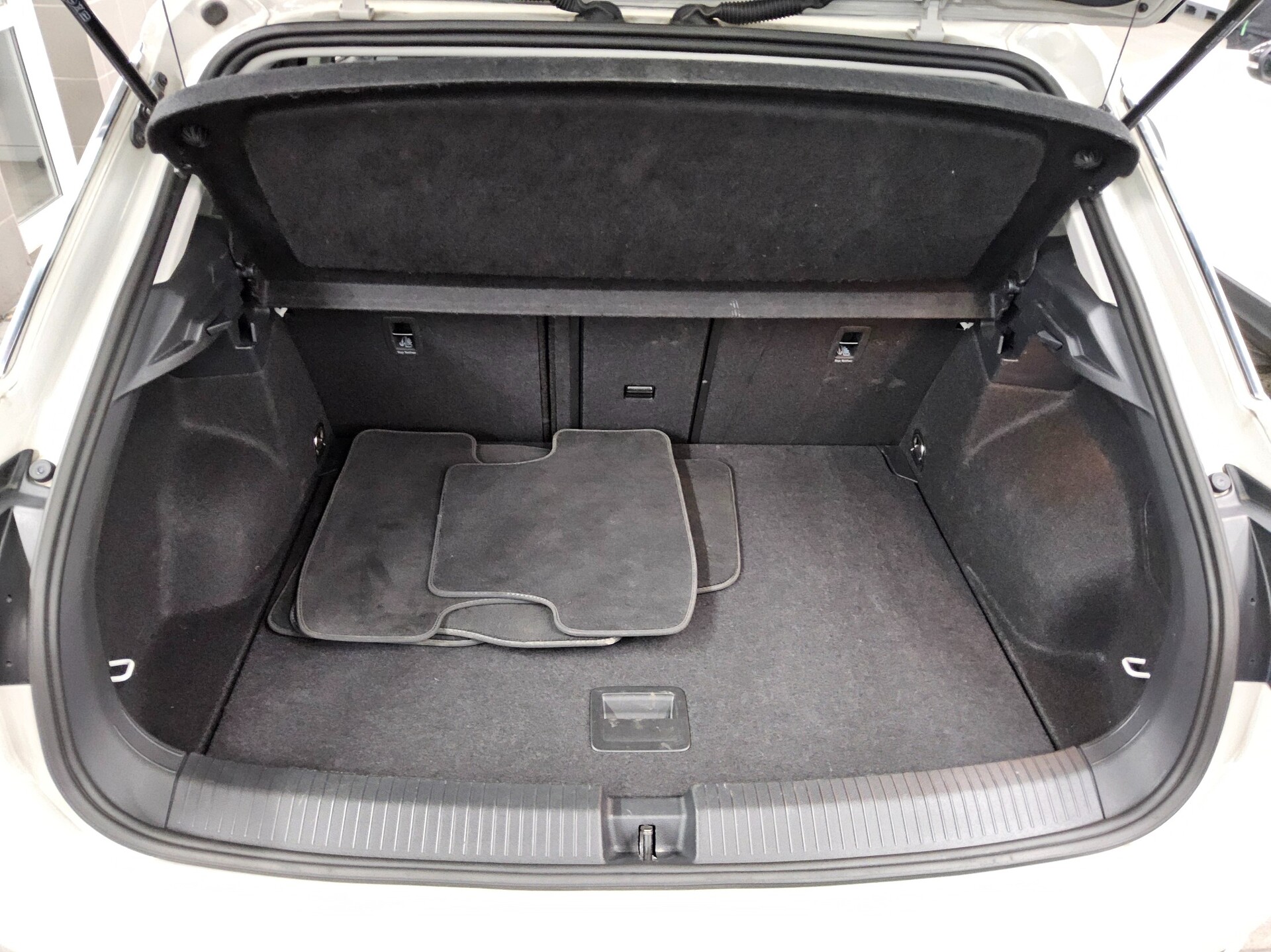 Volkswagen T-Roc 1.0 TSI Goal Navi LED AID ACC PDC SHZ 12