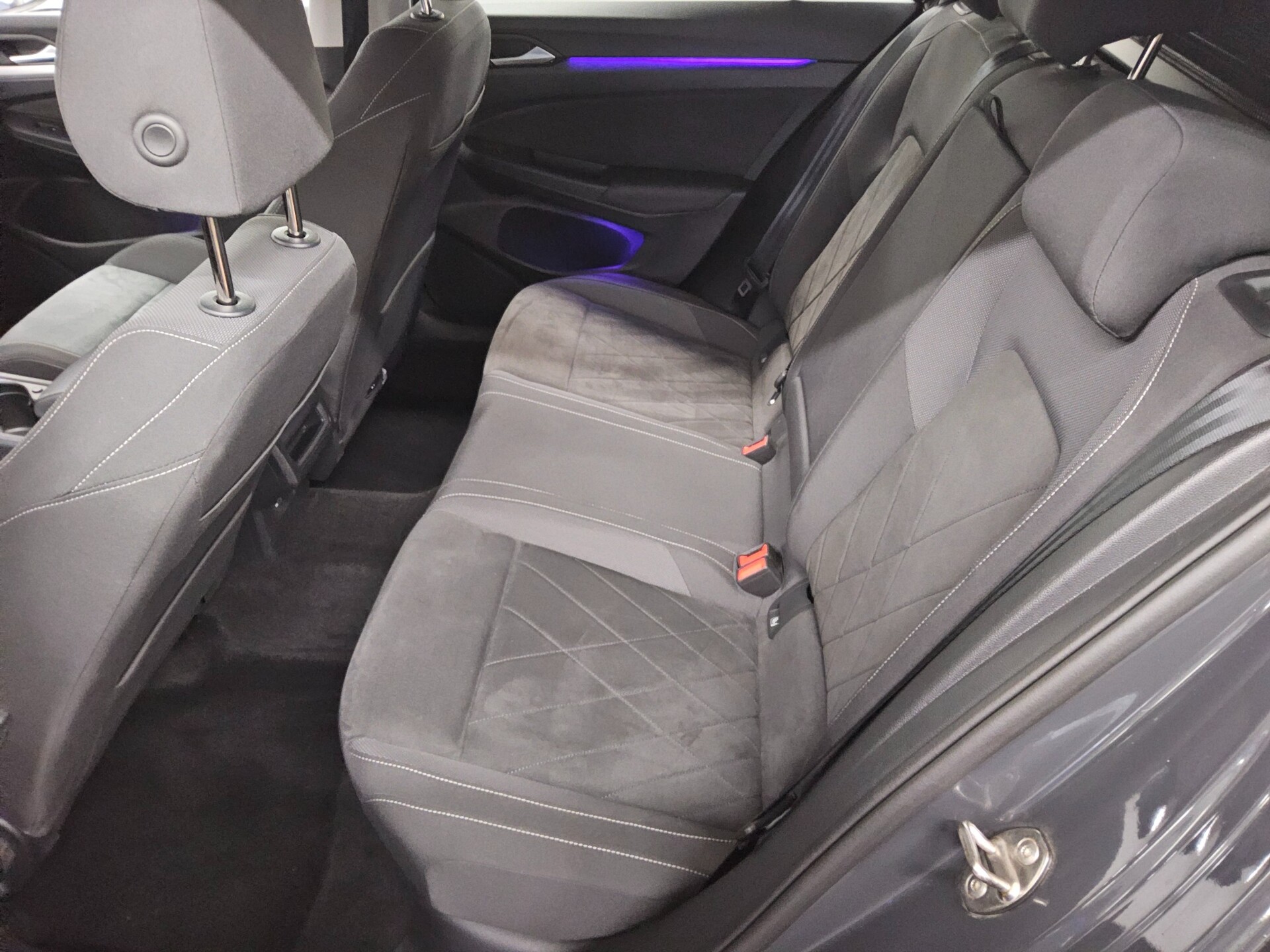 Volkswagen Golf-8 Var. 2.0 TDI Life Navi LED AID PDC 13