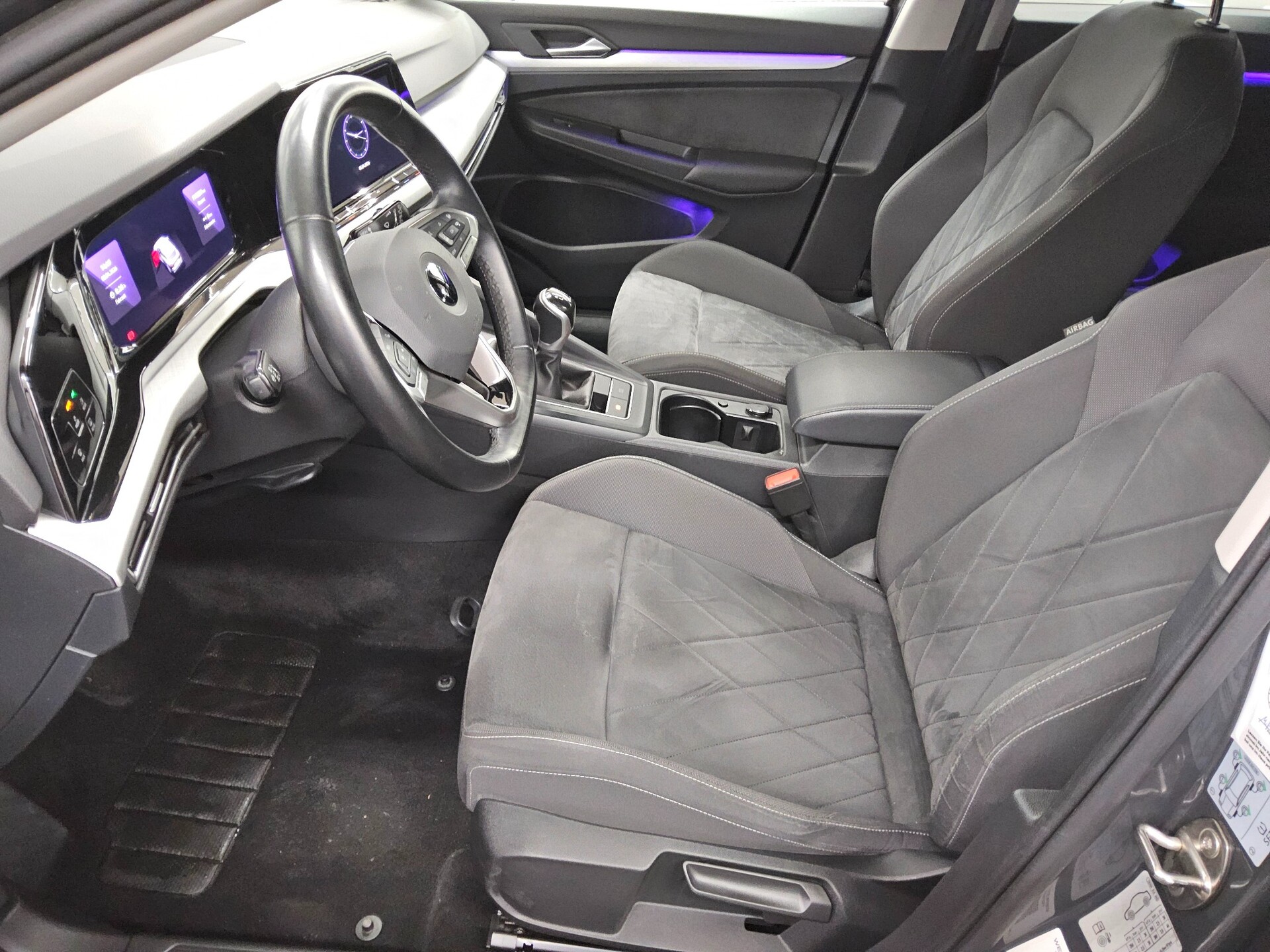 Volkswagen Golf-8 Var. 2.0 TDI Life Navi LED AID PDC 9