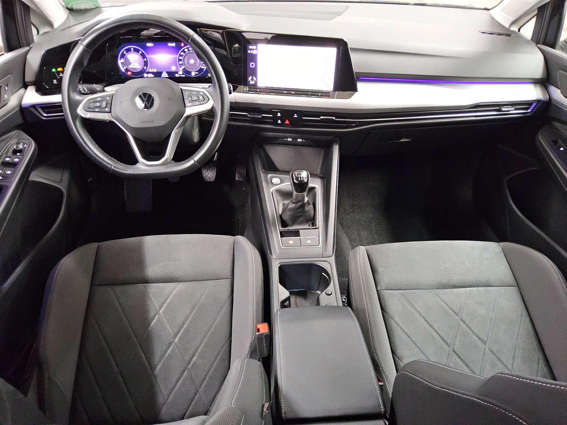 Volkswagen Golf-8 Var. 2.0 TDI Life Navi LED AID PDC 5