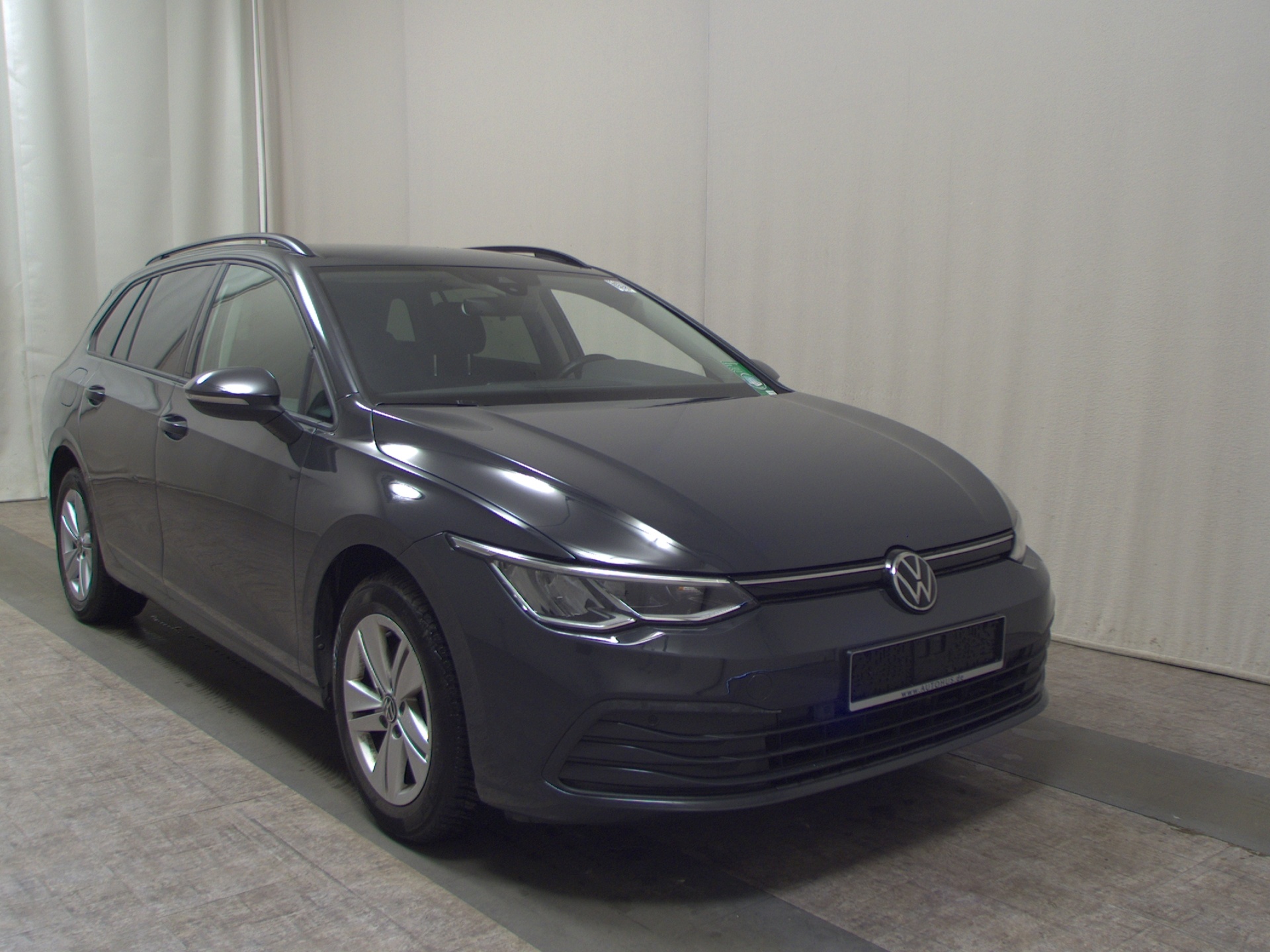 Volkswagen Golf-8 Var. 2.0 TDI Life Navi LED AID PDC 3