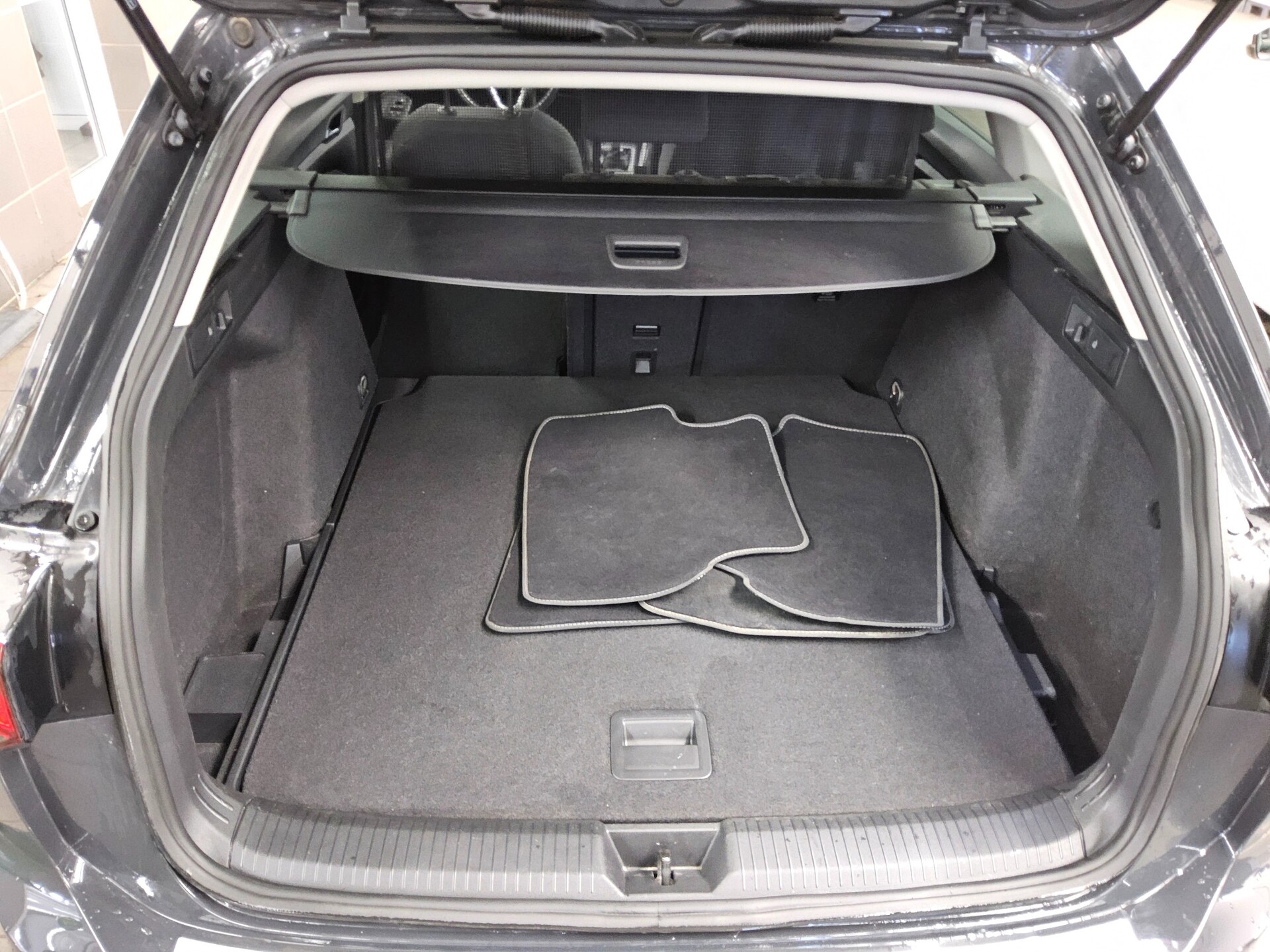 Volkswagen Golf-8 Var. 2.0 TDI Life Navi LED AID PDC 12