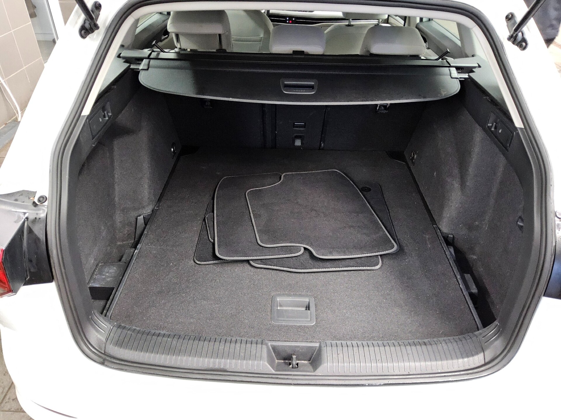 Volkswagen Golf-8 Var. 2.0 TDI Life Navi LED AID AHK ACC 12