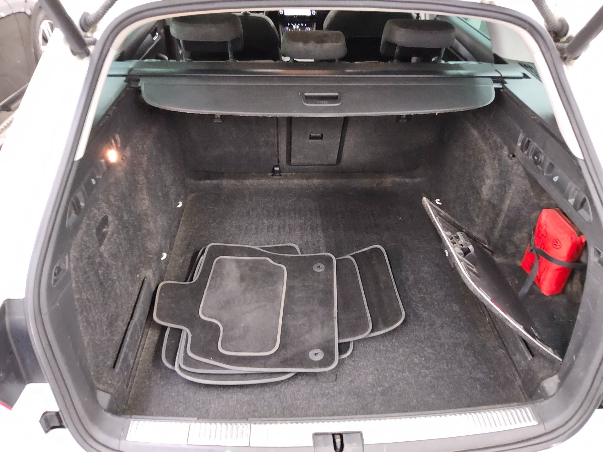 Skoda Superb Kombi 2.0 TDI Style Navi Xenon AHK RfK 11