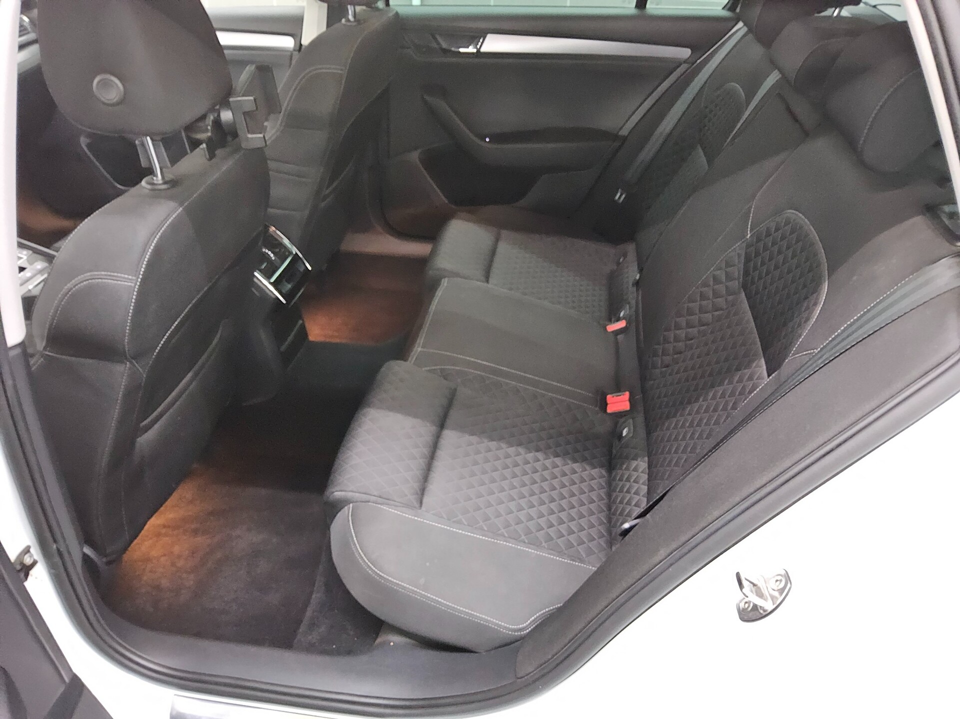 Skoda Superb Kombi 2.0 TDI Style Navi Xenon AHK RfK 12